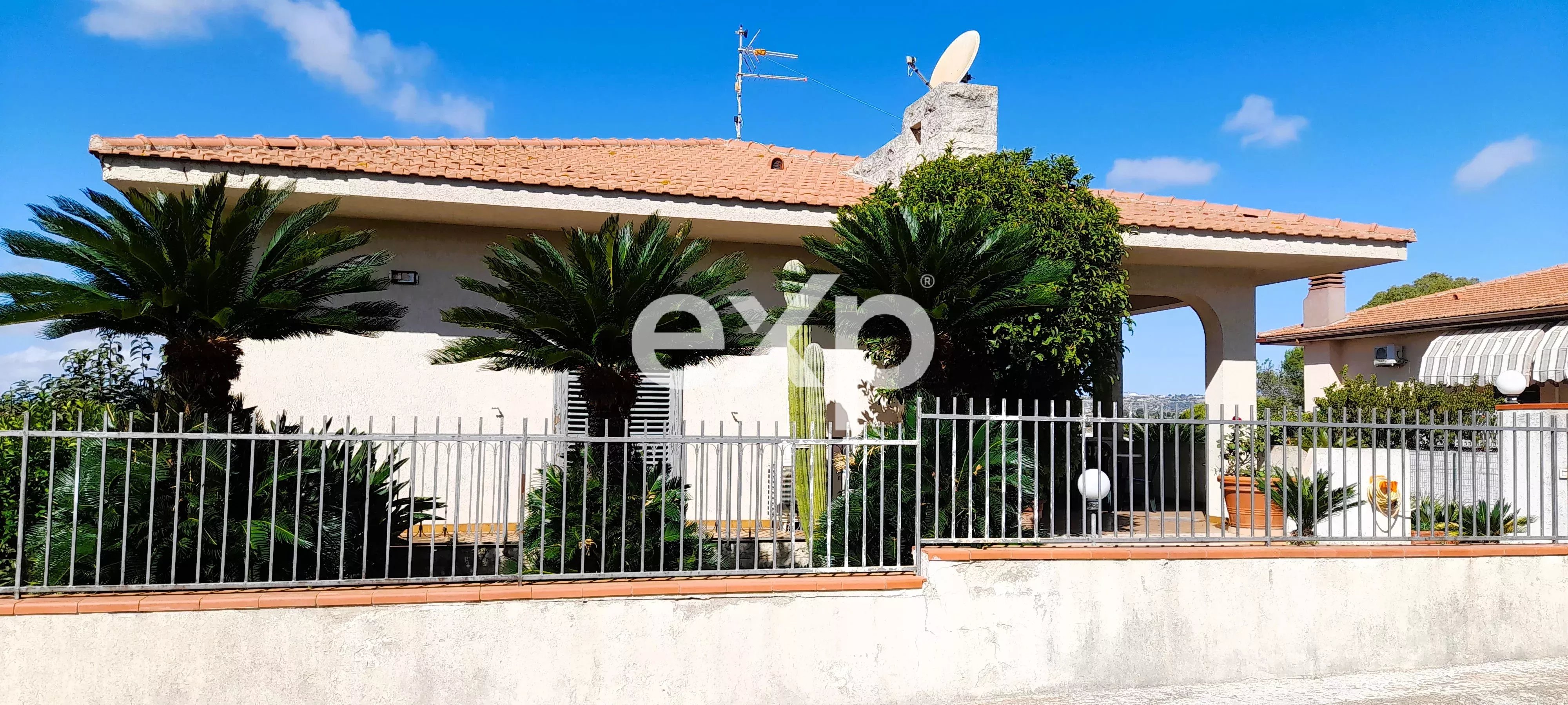VILLA CON PISCINA
