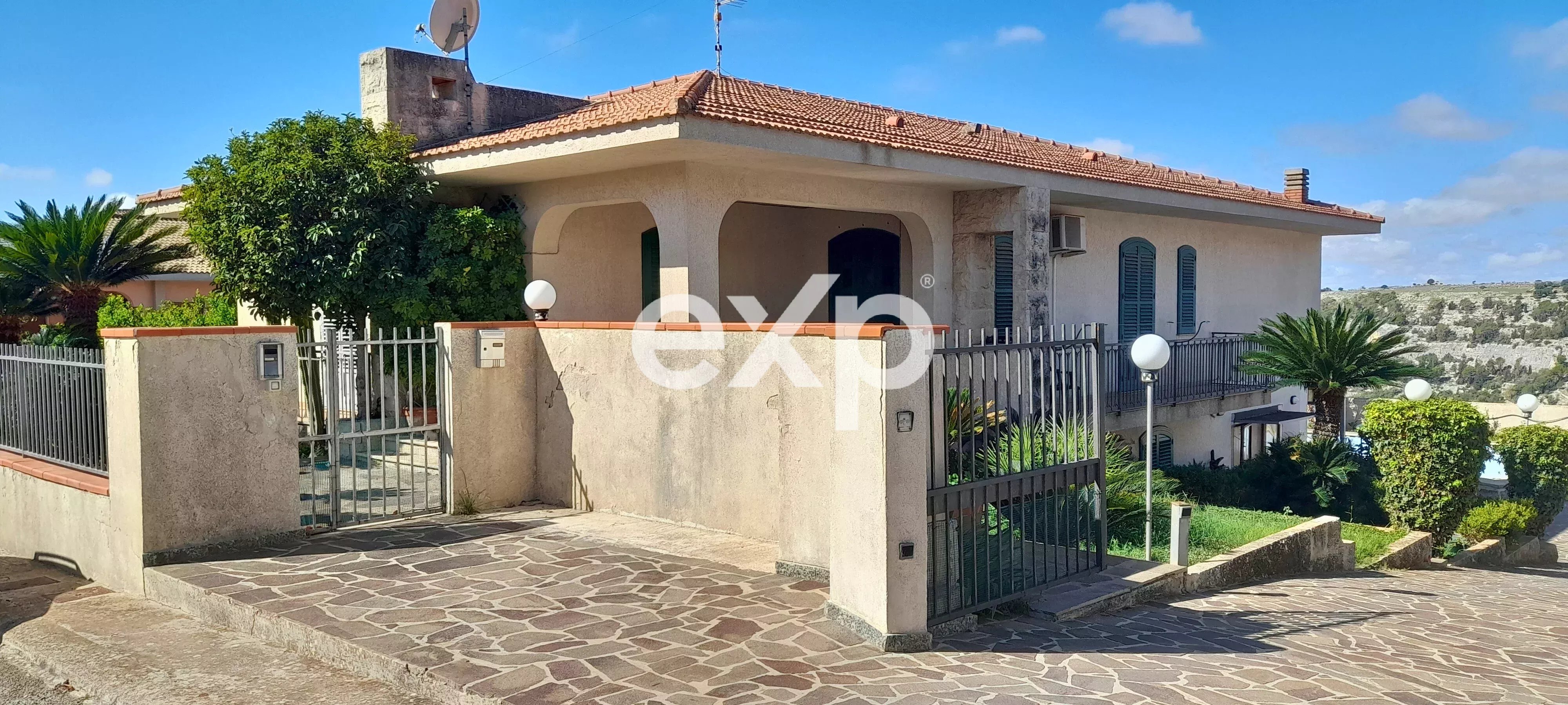 VILLA CON PISCINA