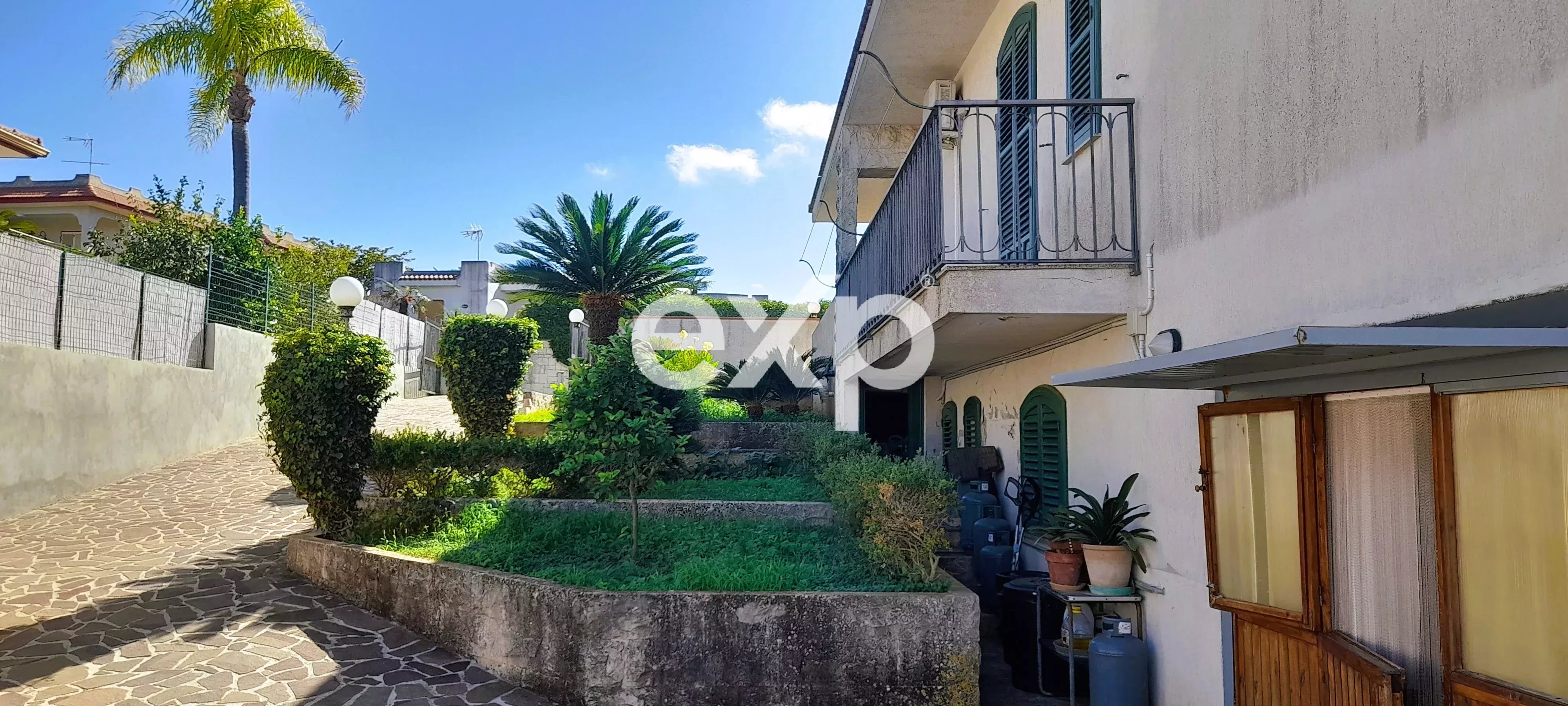 VILLA CON PISCINA