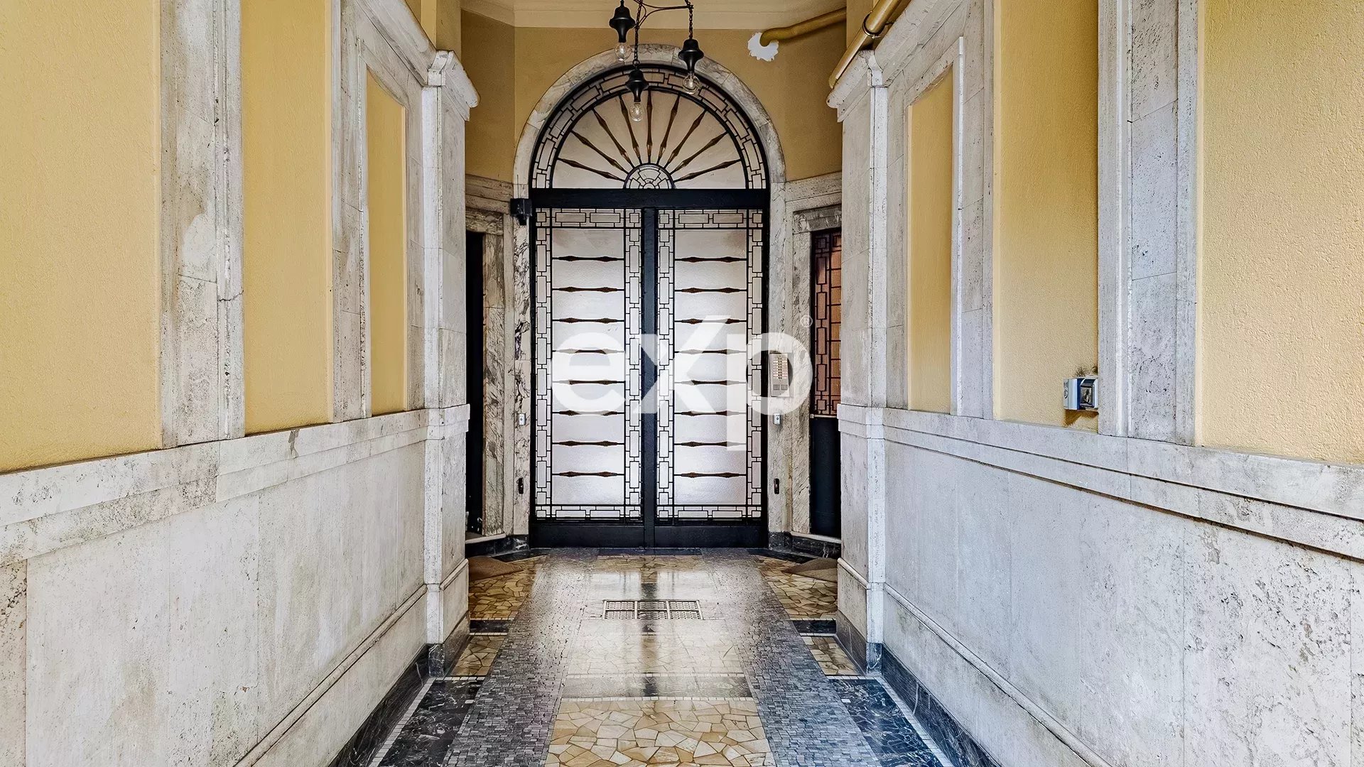 Elegante appartamento al quinto piano con terrazzo e posto auto