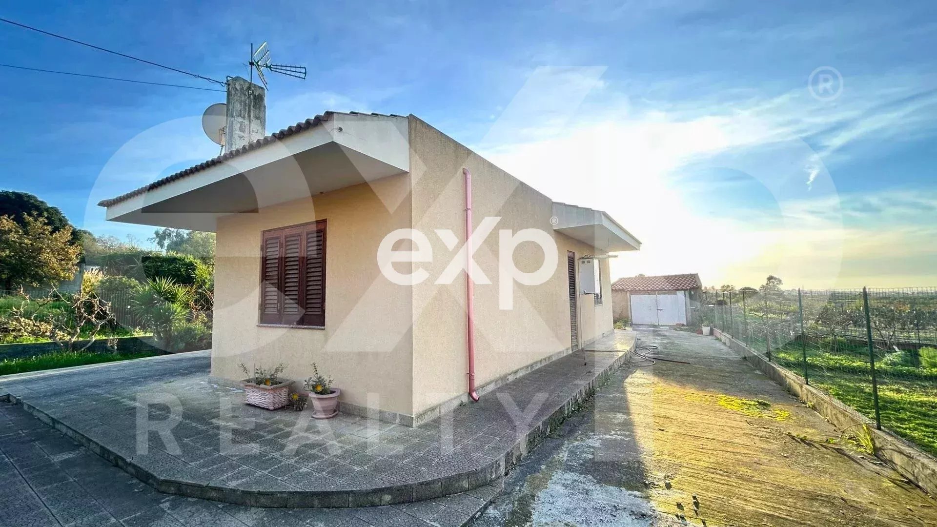 Rometta - Cda Filari. Casa singola con 900 mq. di giardino.