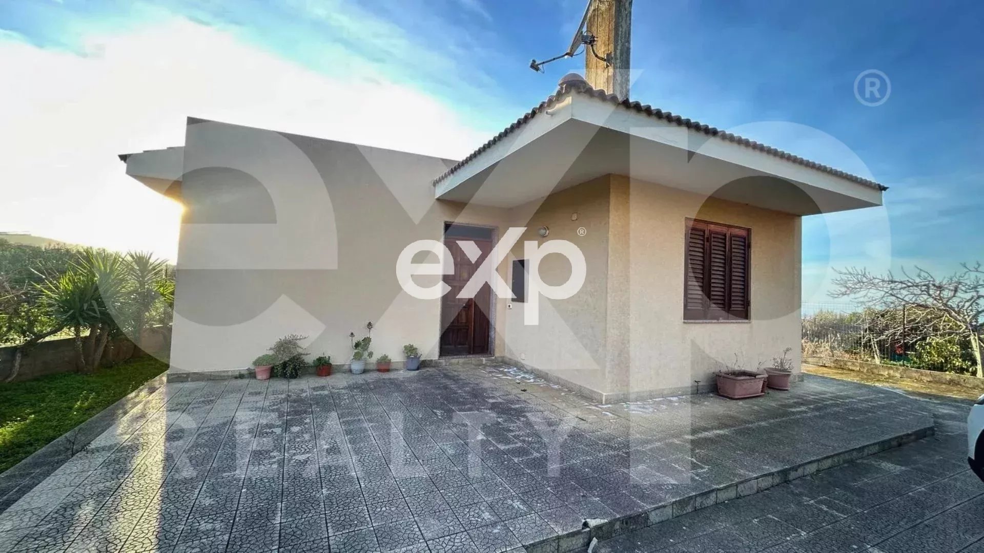Rometta - Cda Filari. Casa singola con 900 mq. di giardino.