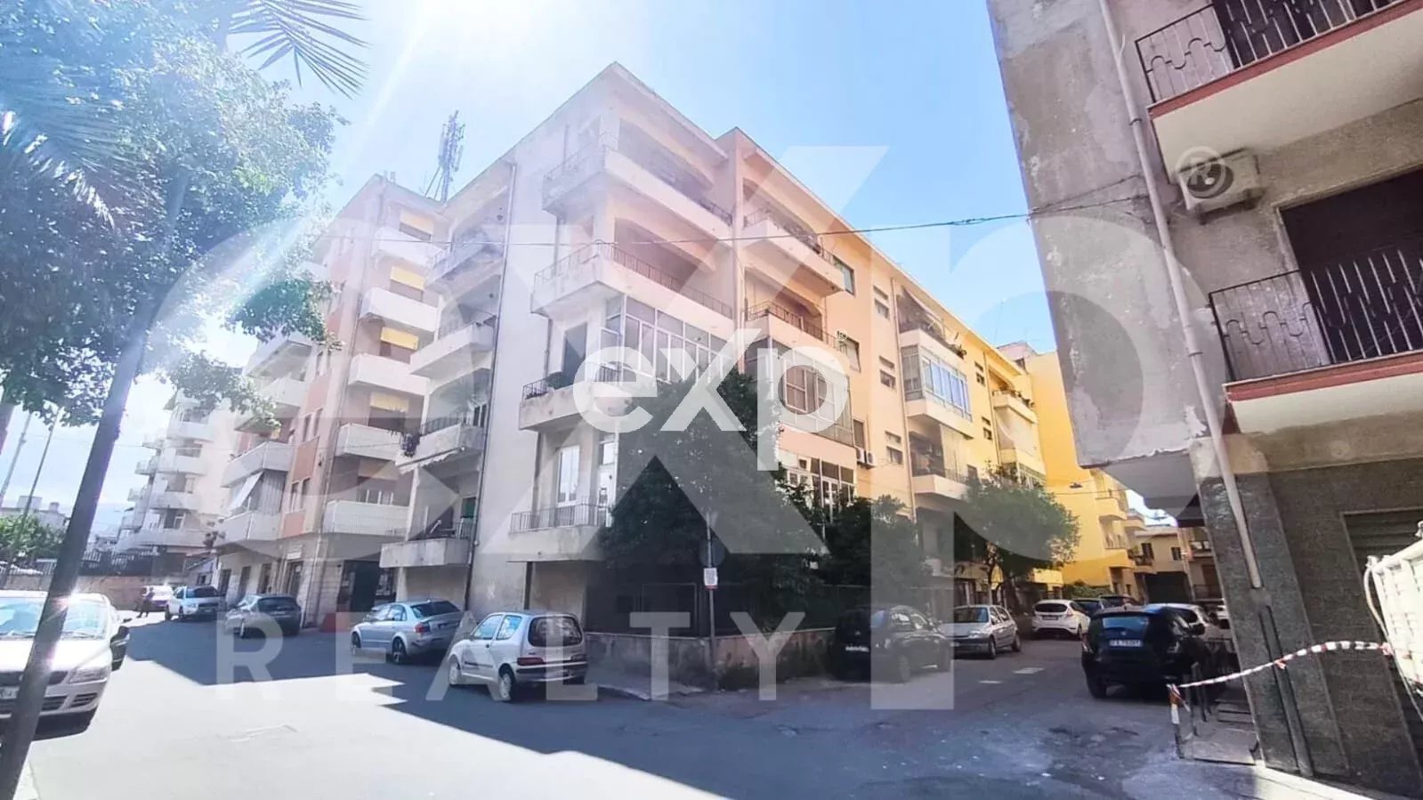 Via Sbarre Centrali - Ampio secondo piano con garage e posto auto