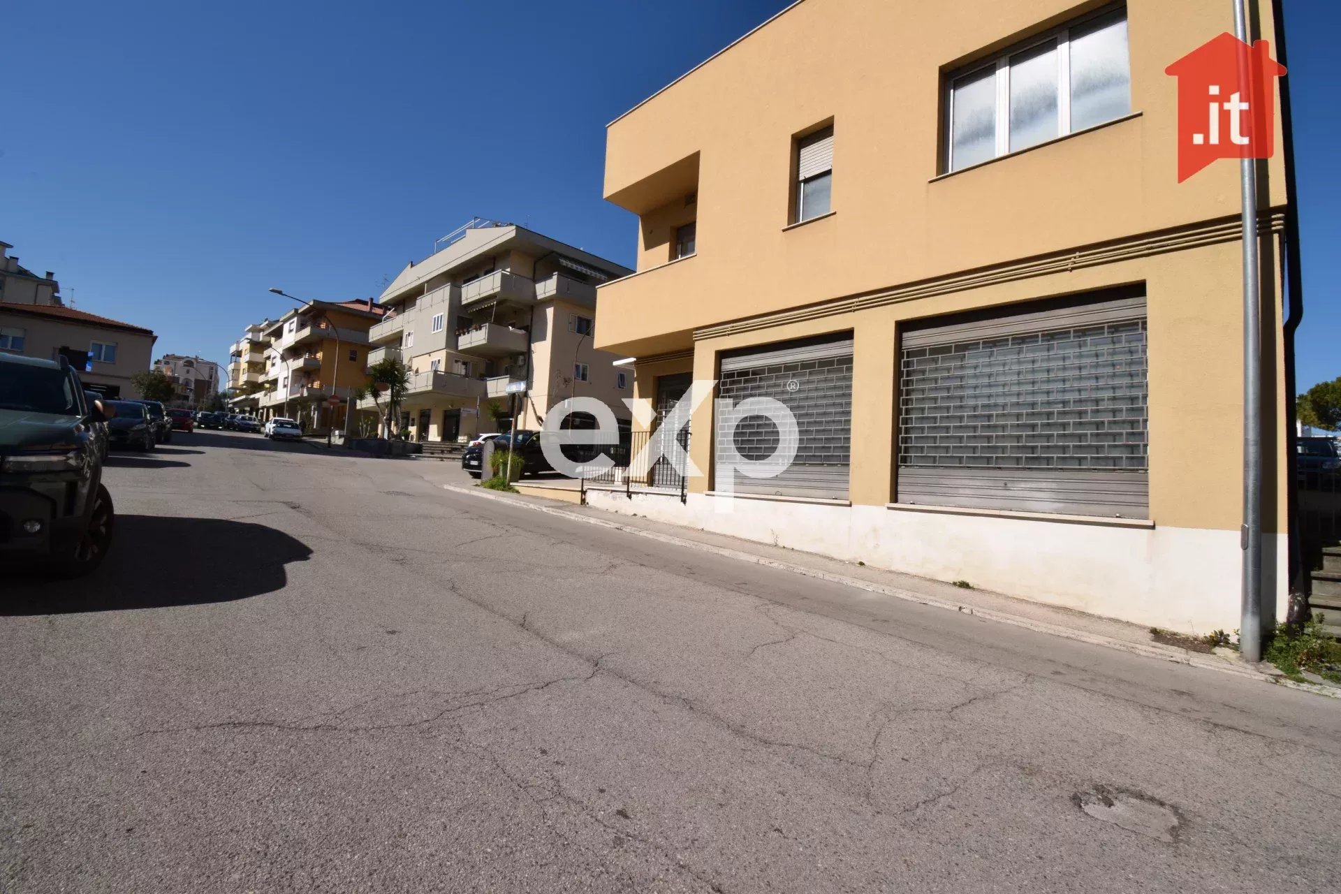 Locale commerciale con quattro vetrine a Vasto