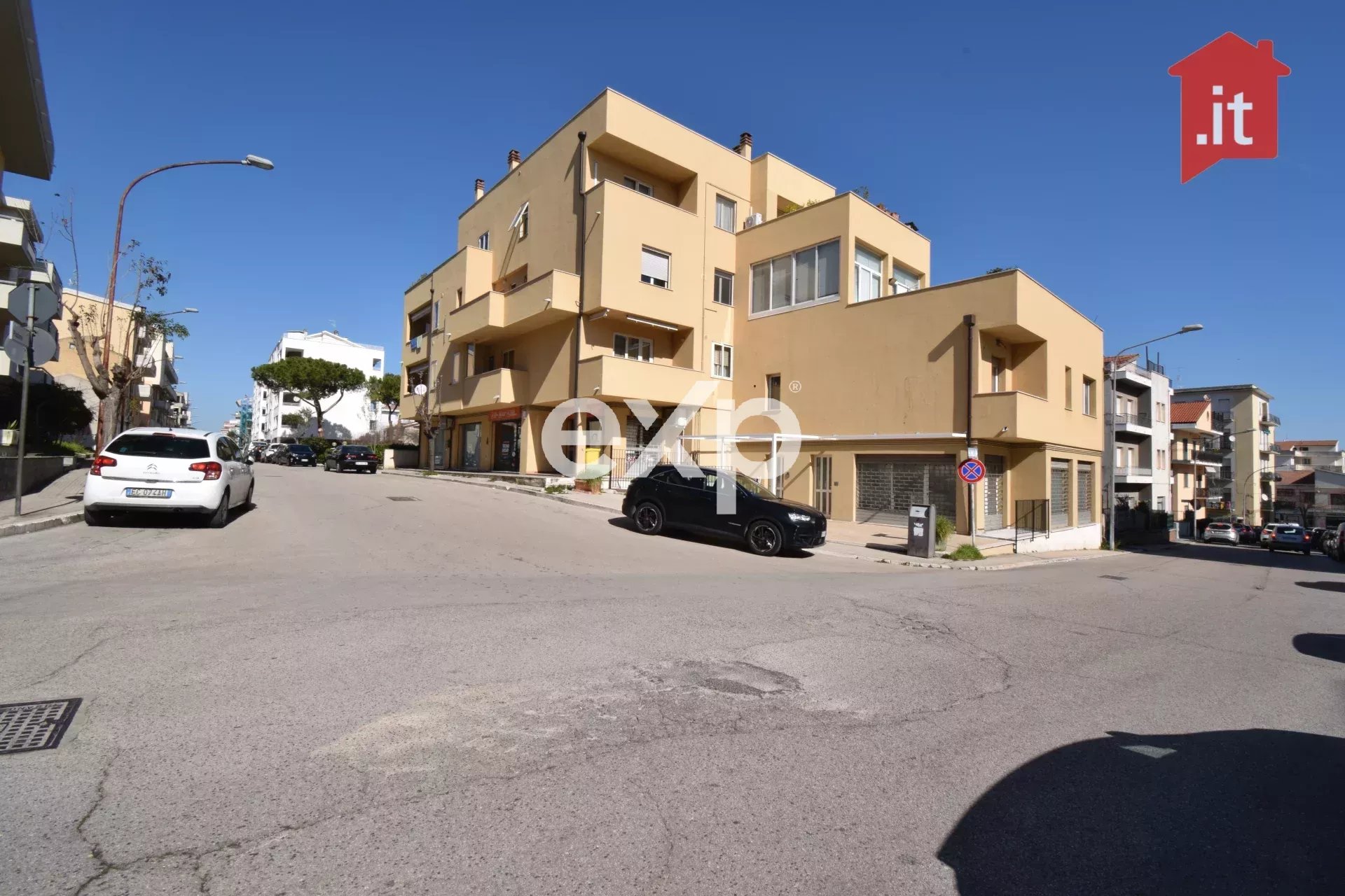 Locale commerciale con quattro vetrine a Vasto