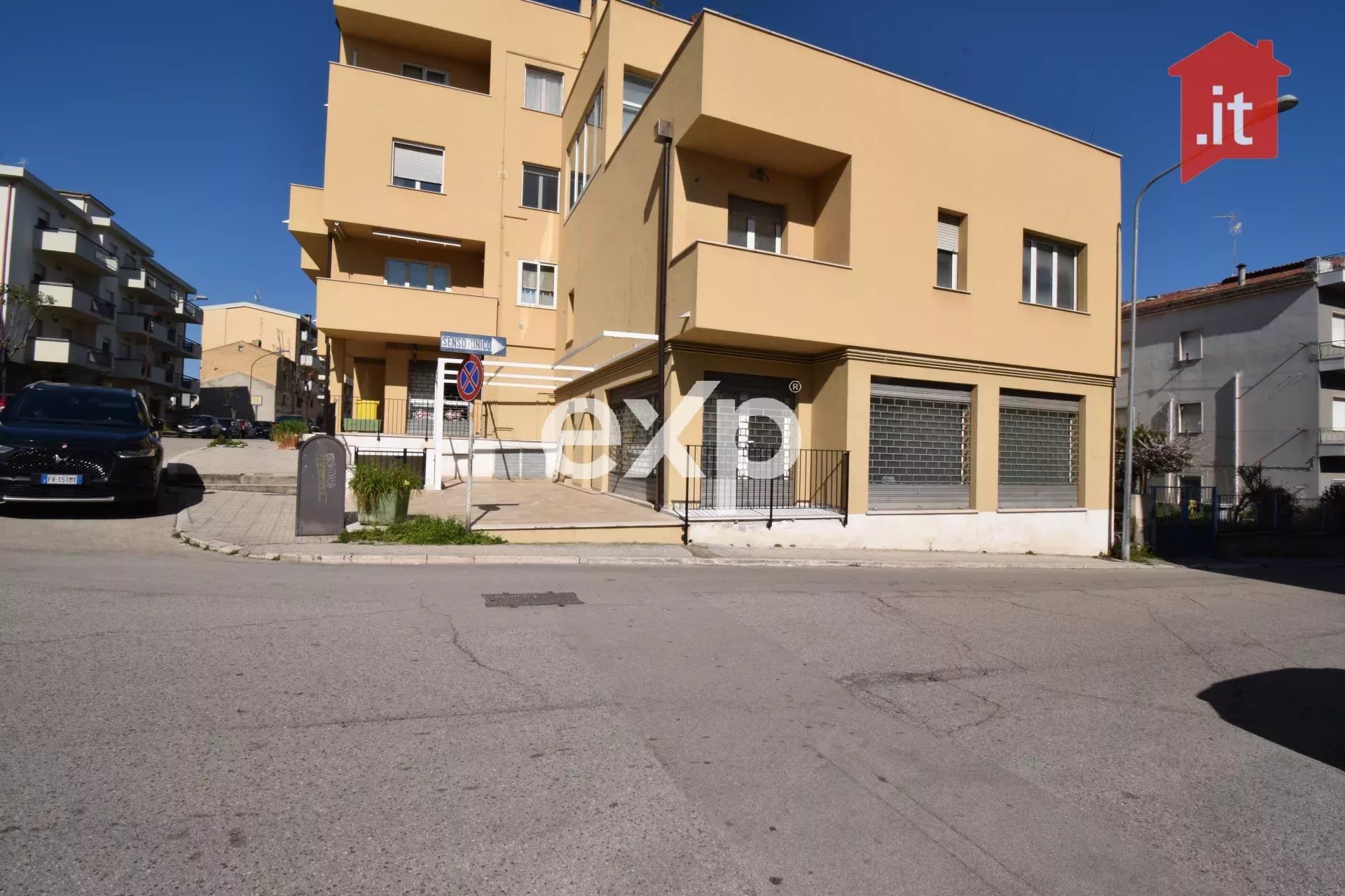 Locale commerciale con quattro vetrine a Vasto