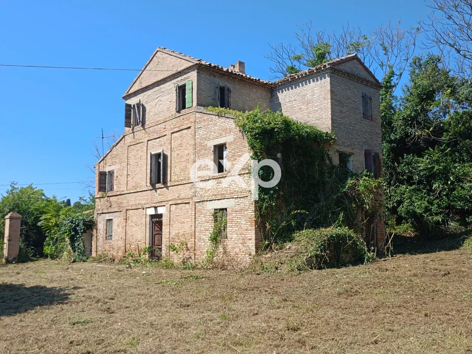 Villino Borgogelli: Una Storia da Possedere nel Cuore delle Marche, a due passi dal Mare.