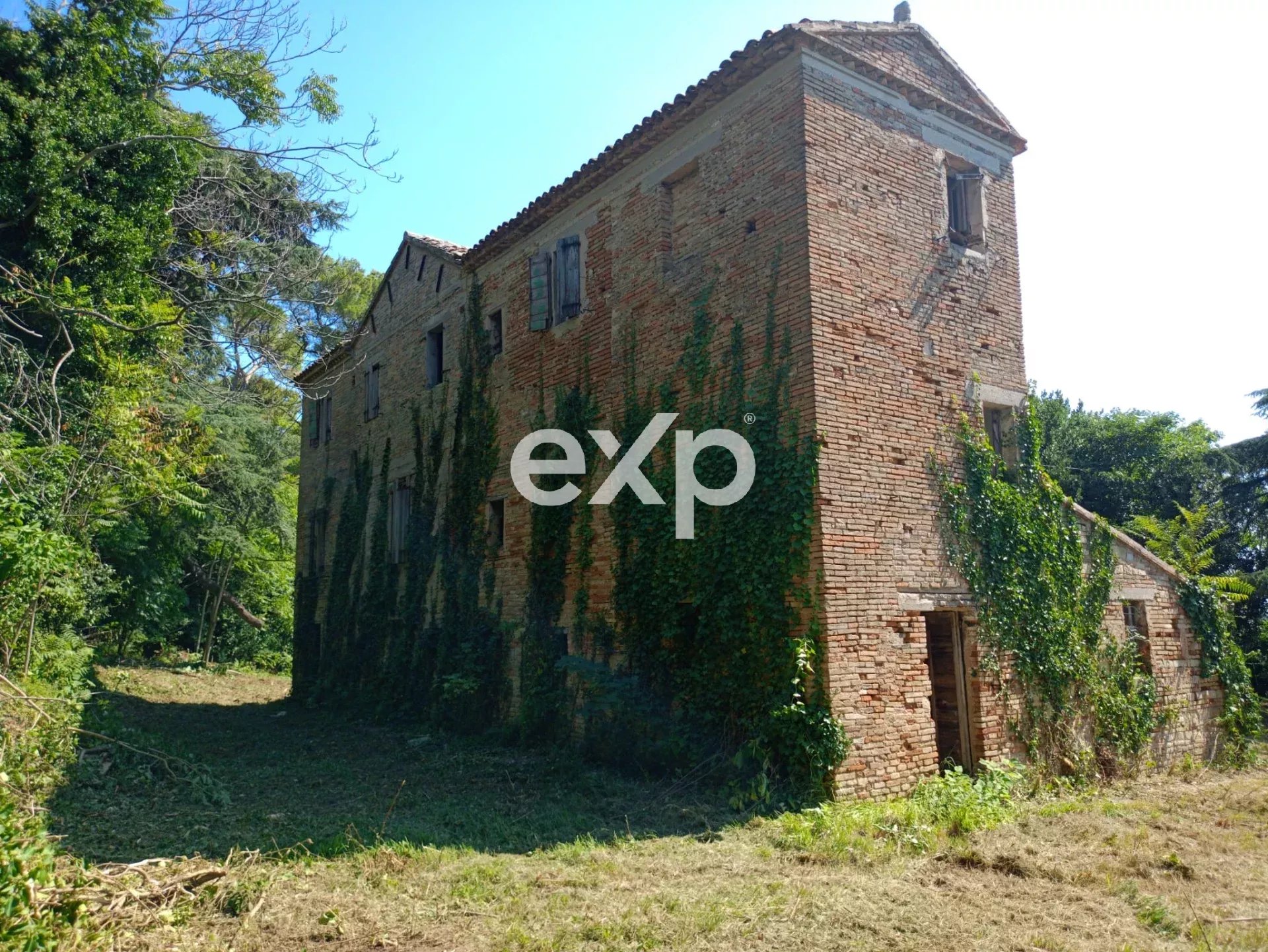 Villino Borgogelli: Una Storia da Possedere nel Cuore delle Marche, a due passi dal Mare.