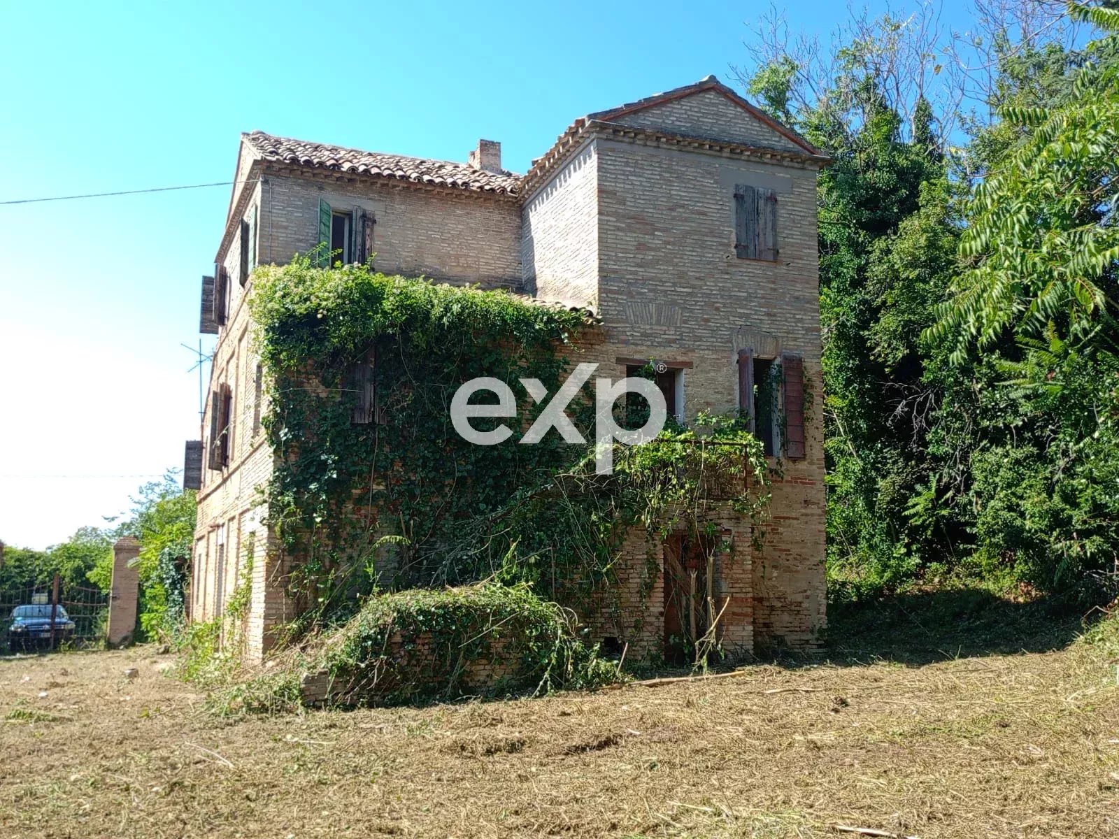 Villino Borgogelli: Una Storia da Possedere nel Cuore delle Marche, a due passi dal Mare.