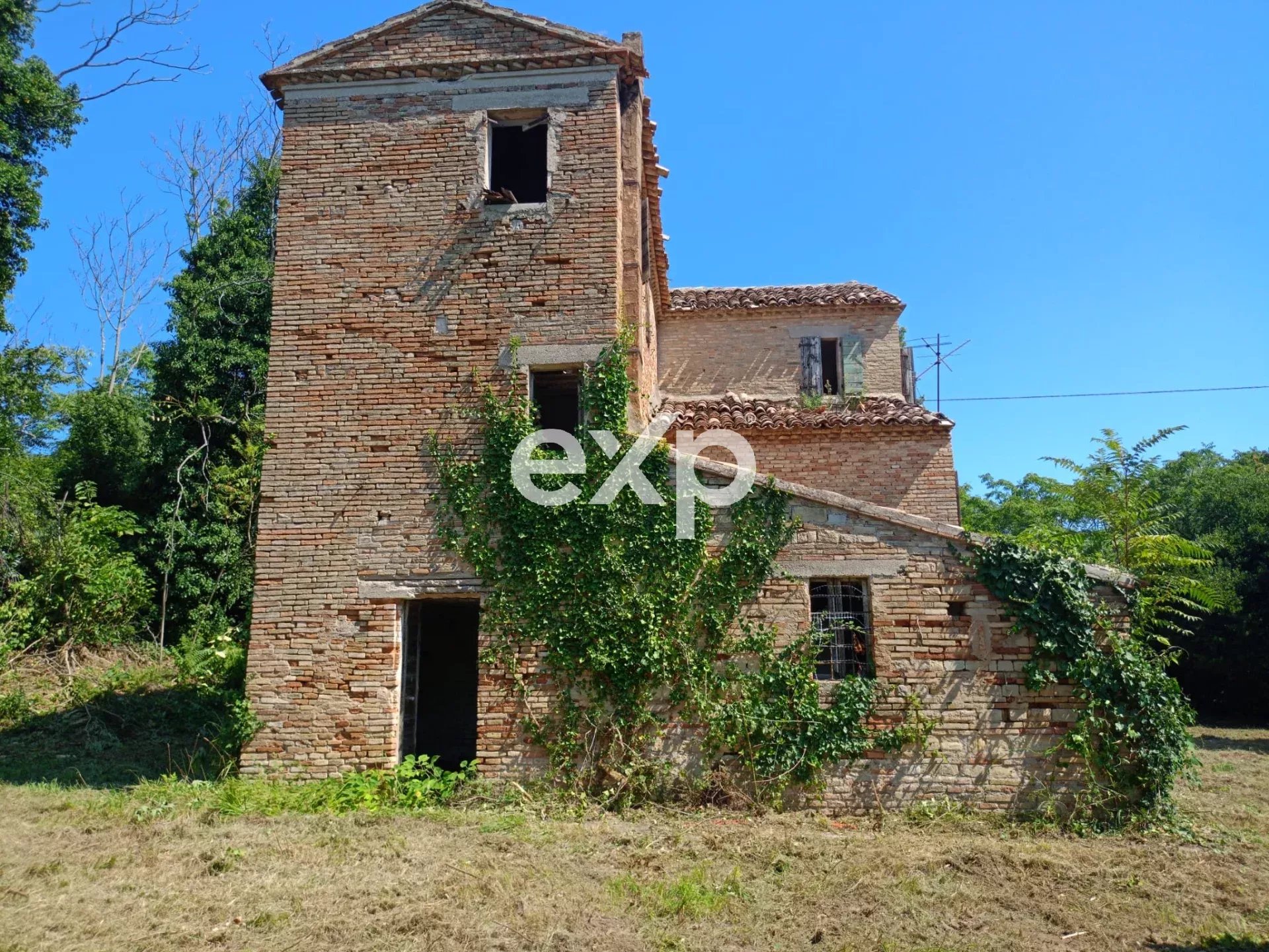 Villino Borgogelli: Una Storia da Possedere nel Cuore delle Marche, a due passi dal Mare.