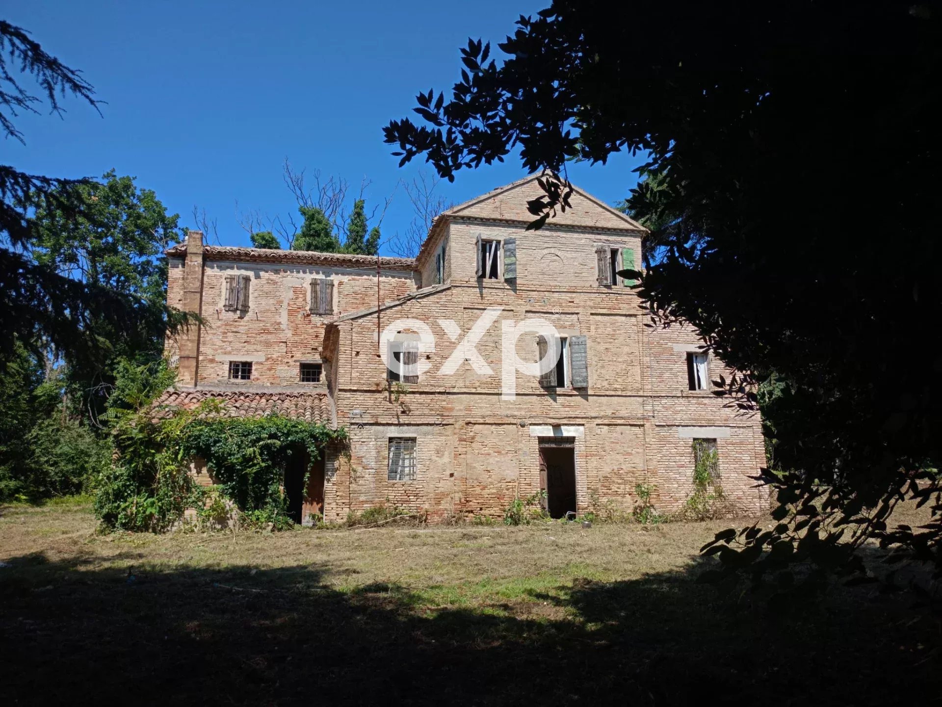 Villino Borgogelli: Una Storia da Possedere nel Cuore delle Marche, a due passi dal Mare.