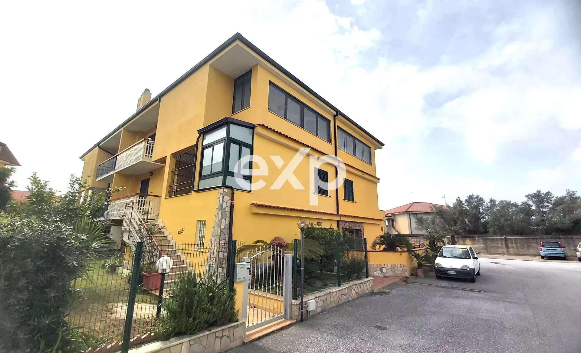 Elegante Villa Quadrifamiliare a Lamezia Terme in Vendita
