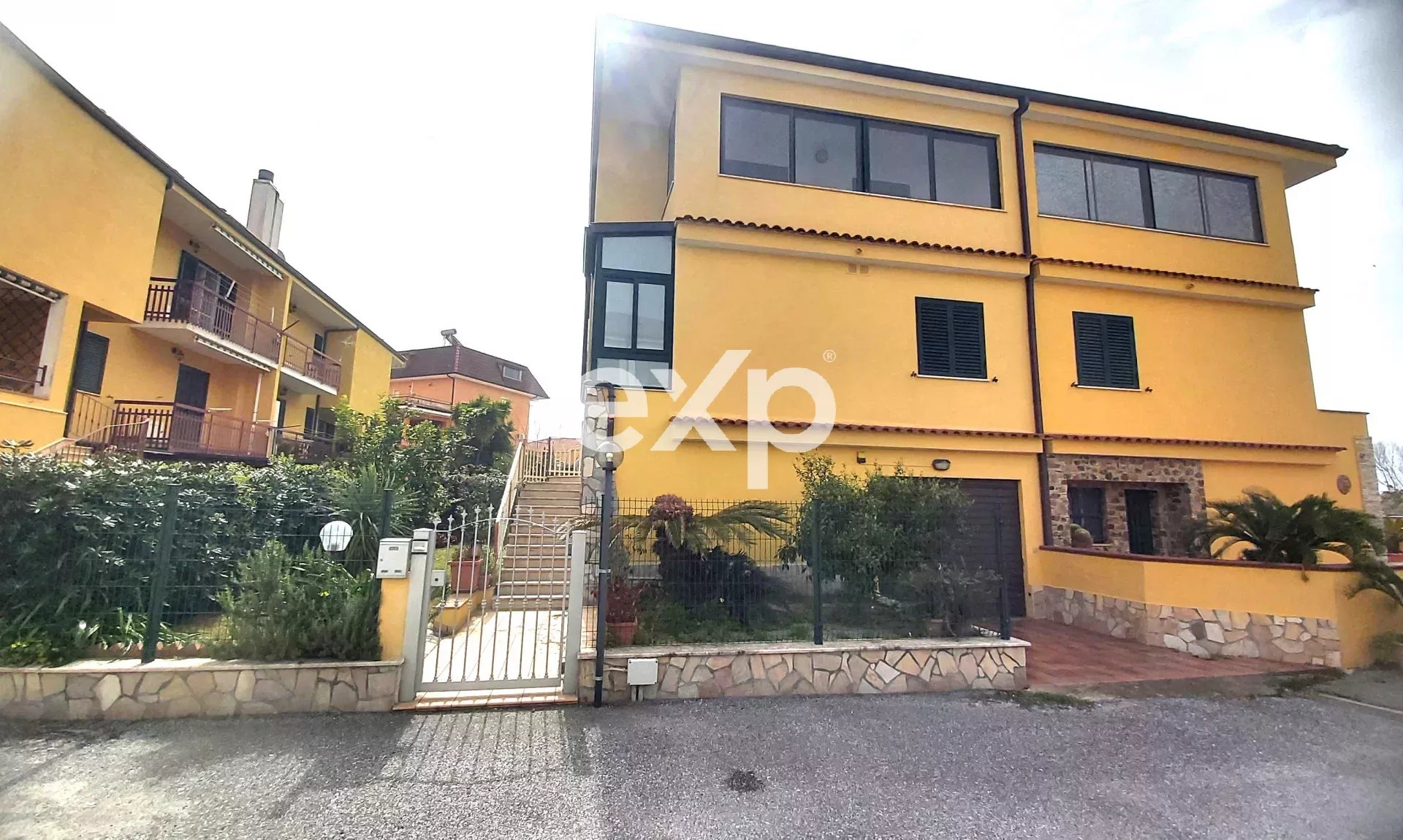 Elegante Villa Quadrifamiliare a Lamezia Terme in Vendita