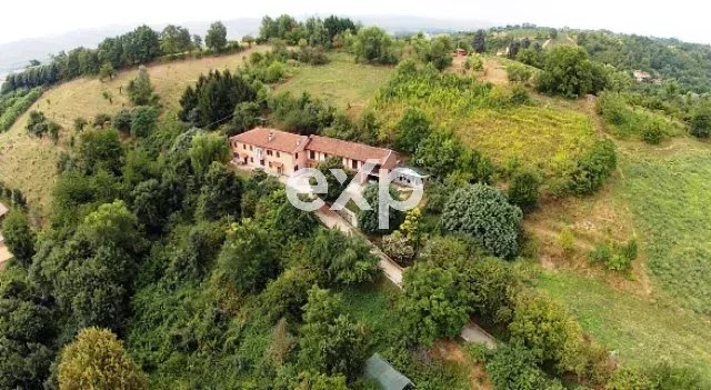 Cascinale storico del Settecento con vista panoramica sulla città