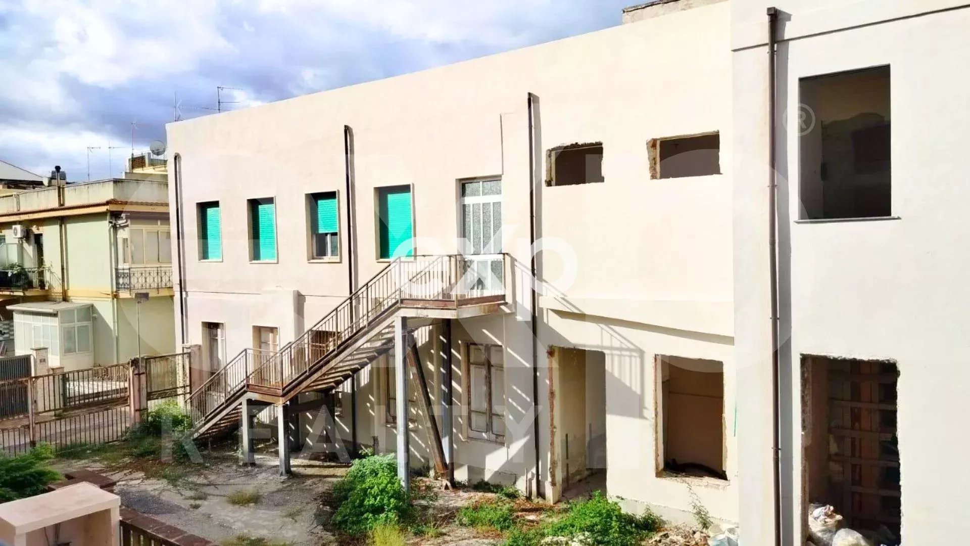 Intero Fabbricato con terreno in vendita a Villafranca Tirrena