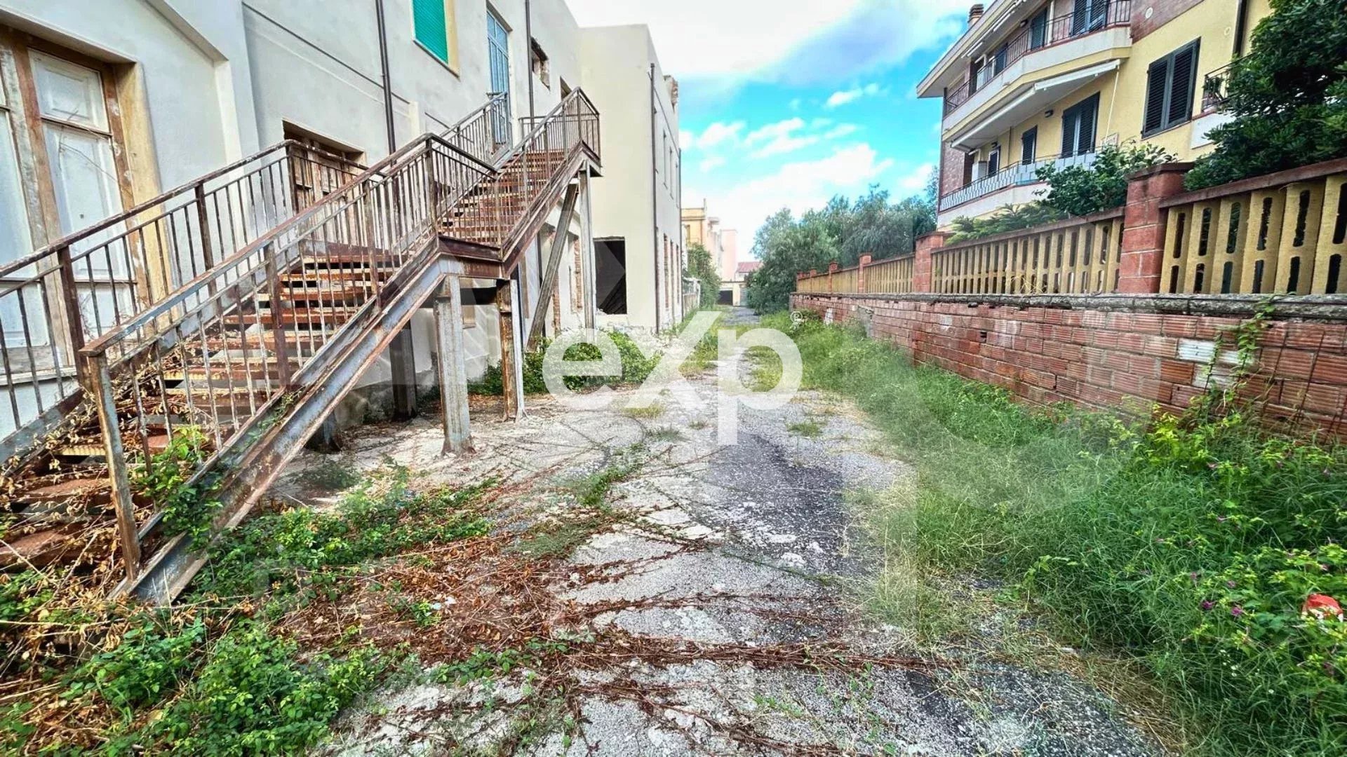 Intero Fabbricato con terreno in vendita a Villafranca Tirrena