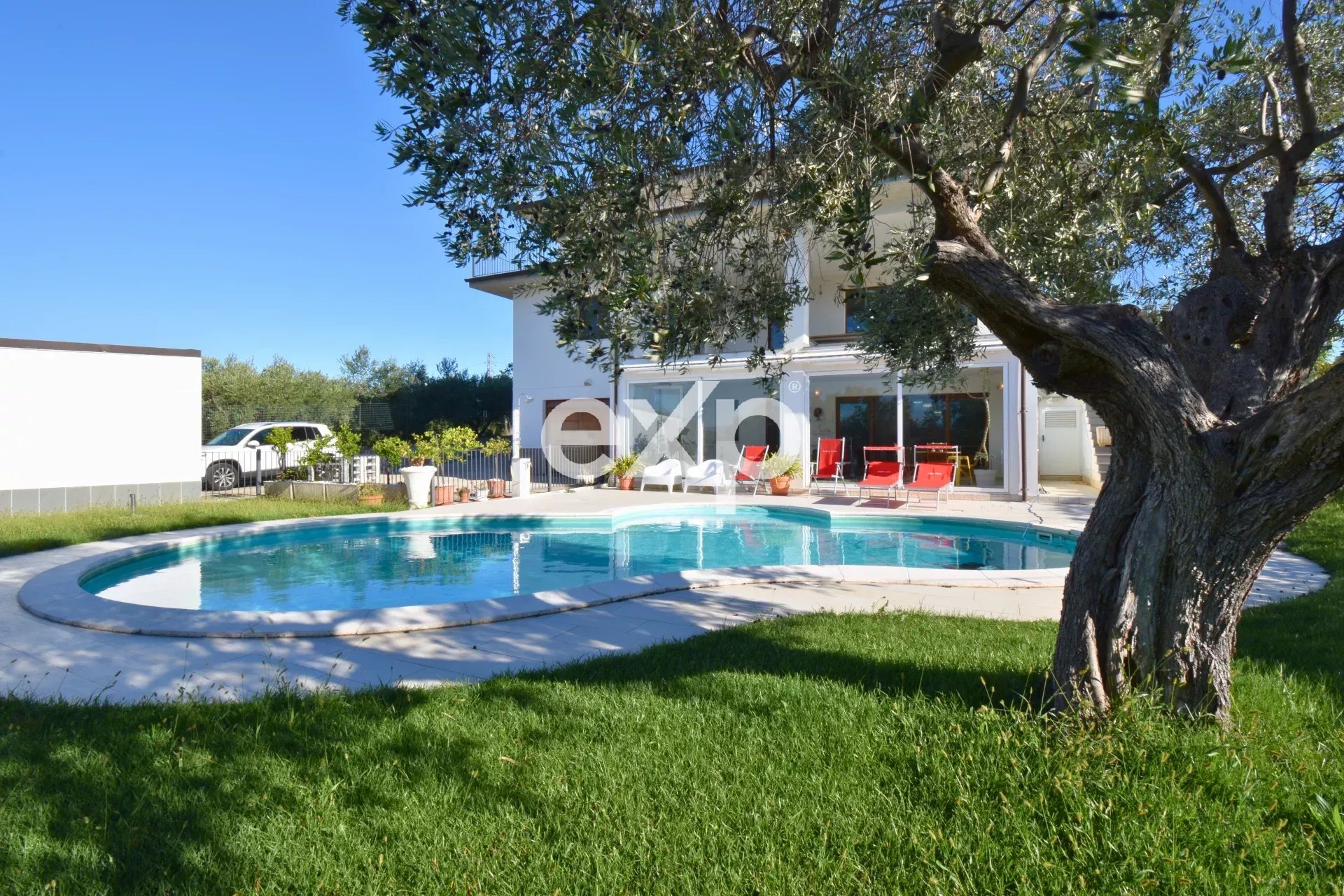 Esclusiva villa con piscina e vista mozzafiato – a pochi minuti da Vasto