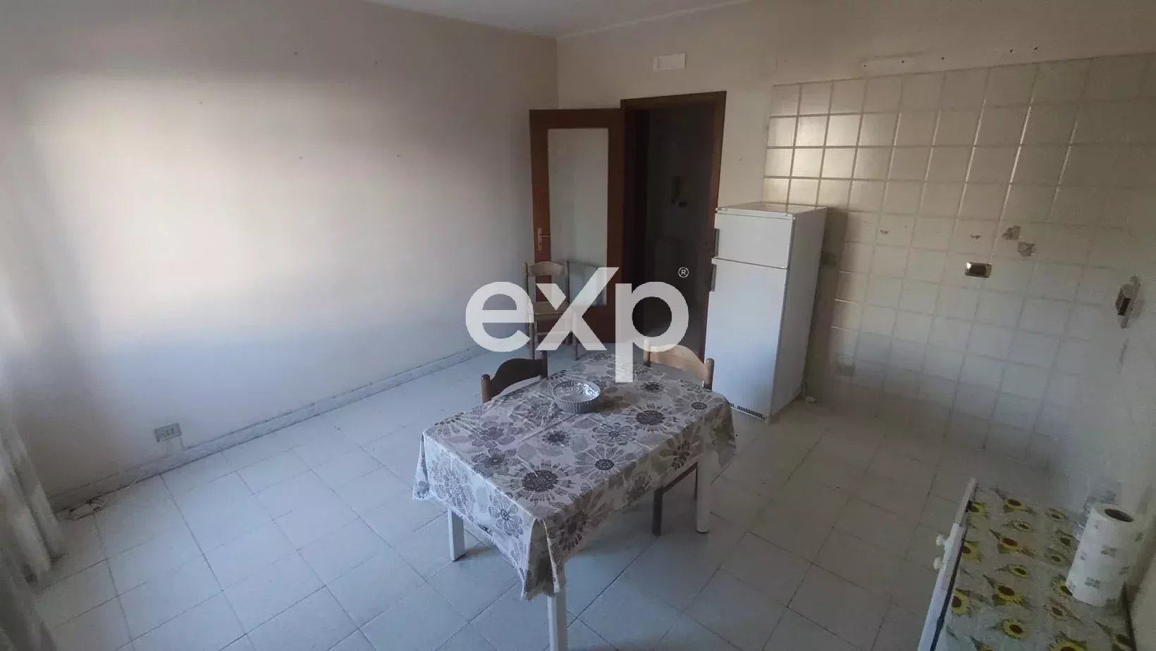 Gallico Marina – Spazioso quadrilocale con salone, doppi servizi e posti auto