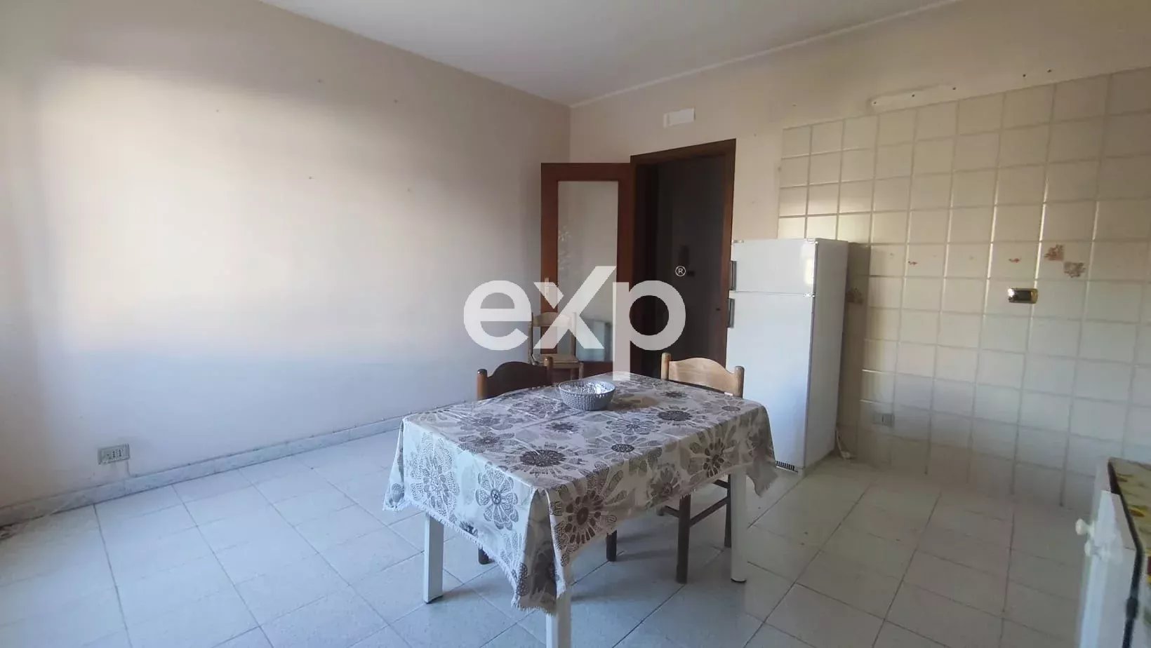 Gallico Marina – Spazioso quadrilocale con salone, doppi servizi e posti auto