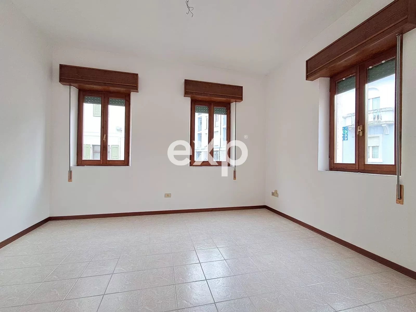 Ufficio in affitto con ingresso indipendente