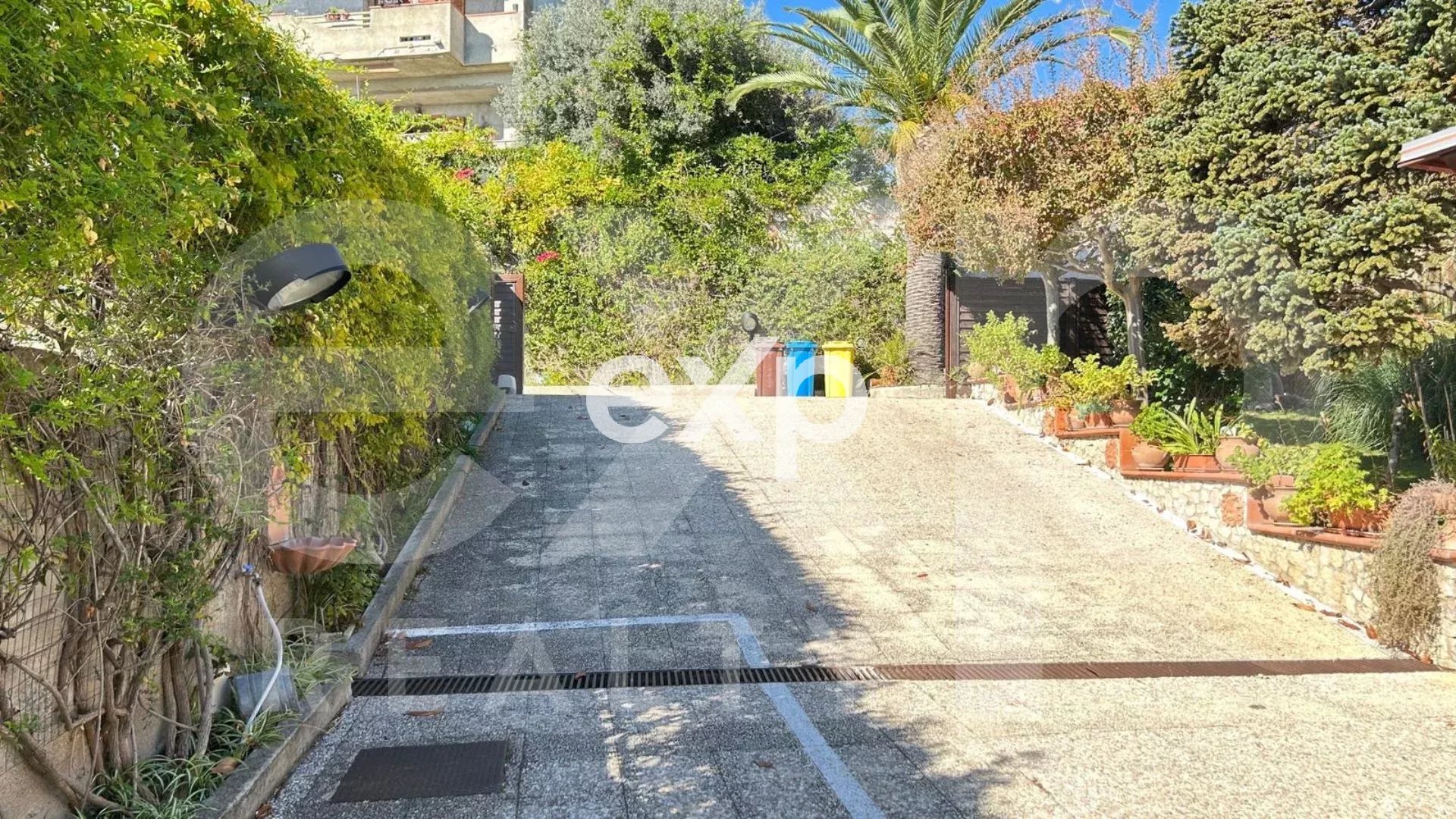 Porzione di prestigiosa villa in vendita a Siderno (RC).