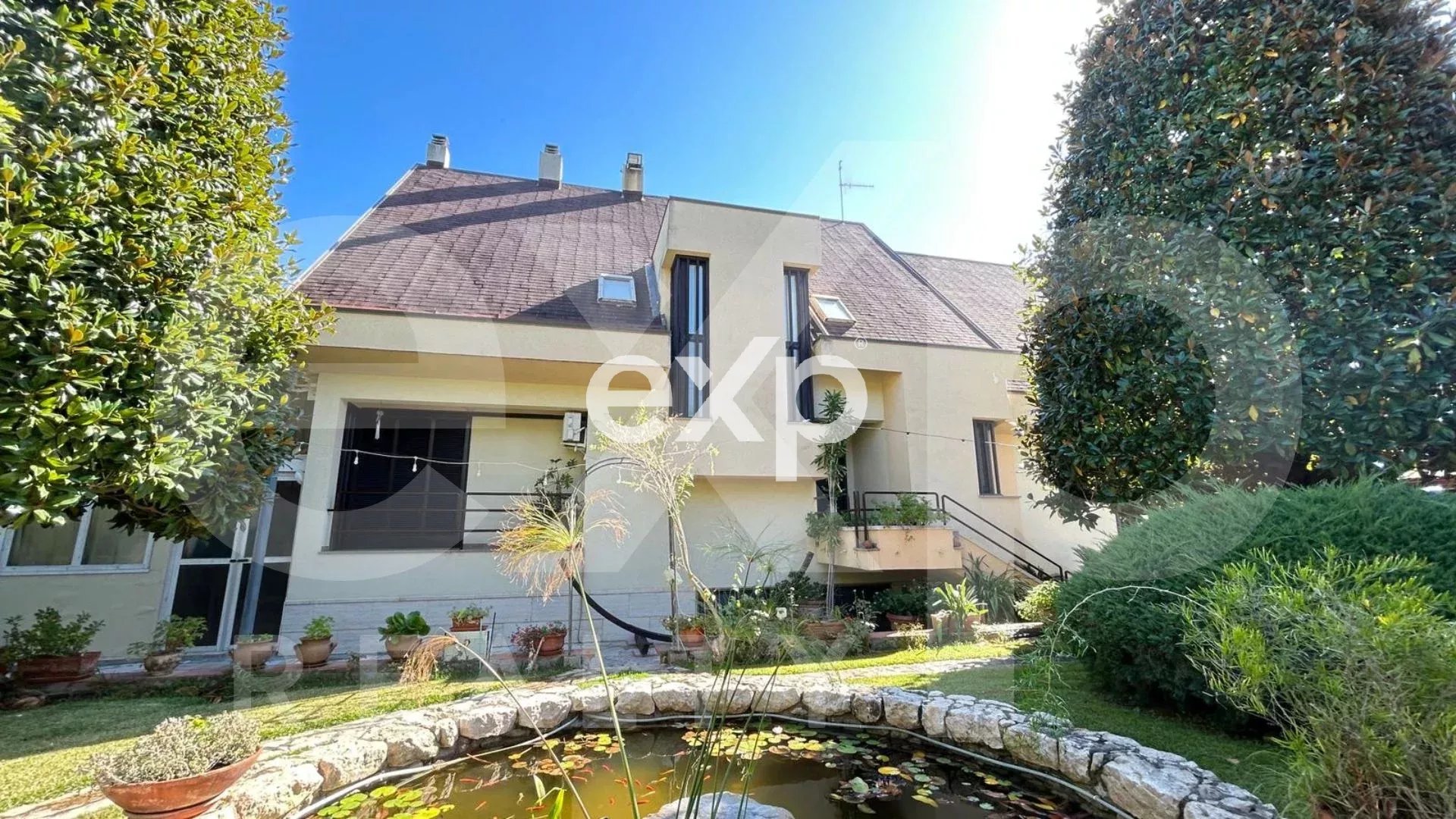 Porzione di prestigiosa villa in vendita a Siderno (RC).