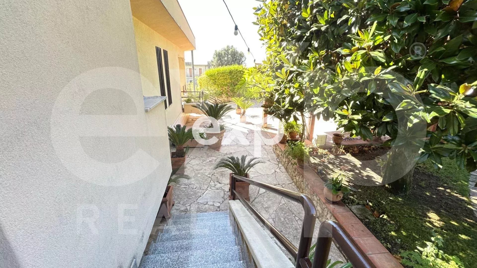 Porzione di prestigiosa villa in vendita a Siderno (RC).