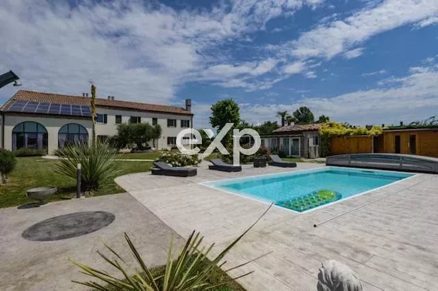 Un raffinato rifugio sulla costa veneziana – Villa privata di lusso con piscina a Jesolo