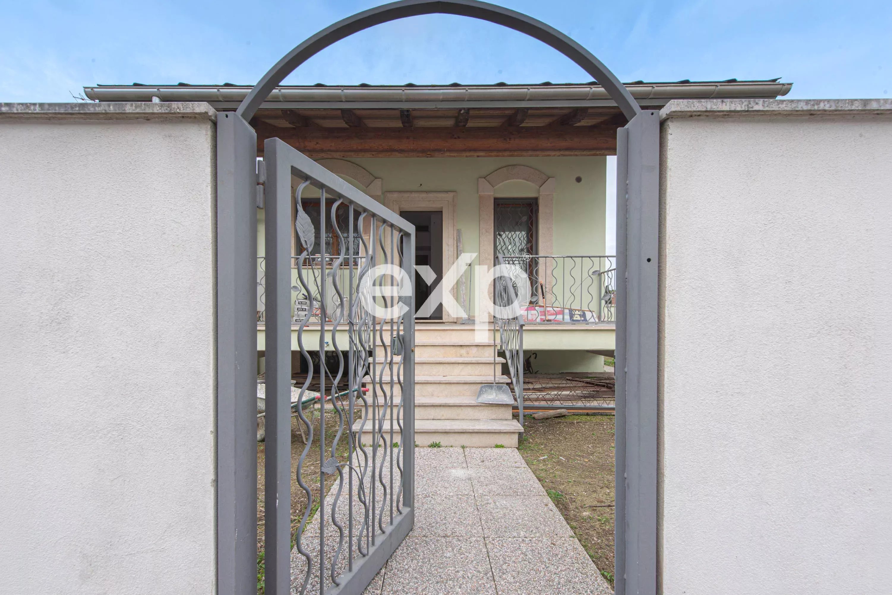 Elegante Villa con 3 Camere a Infernetto, Roma