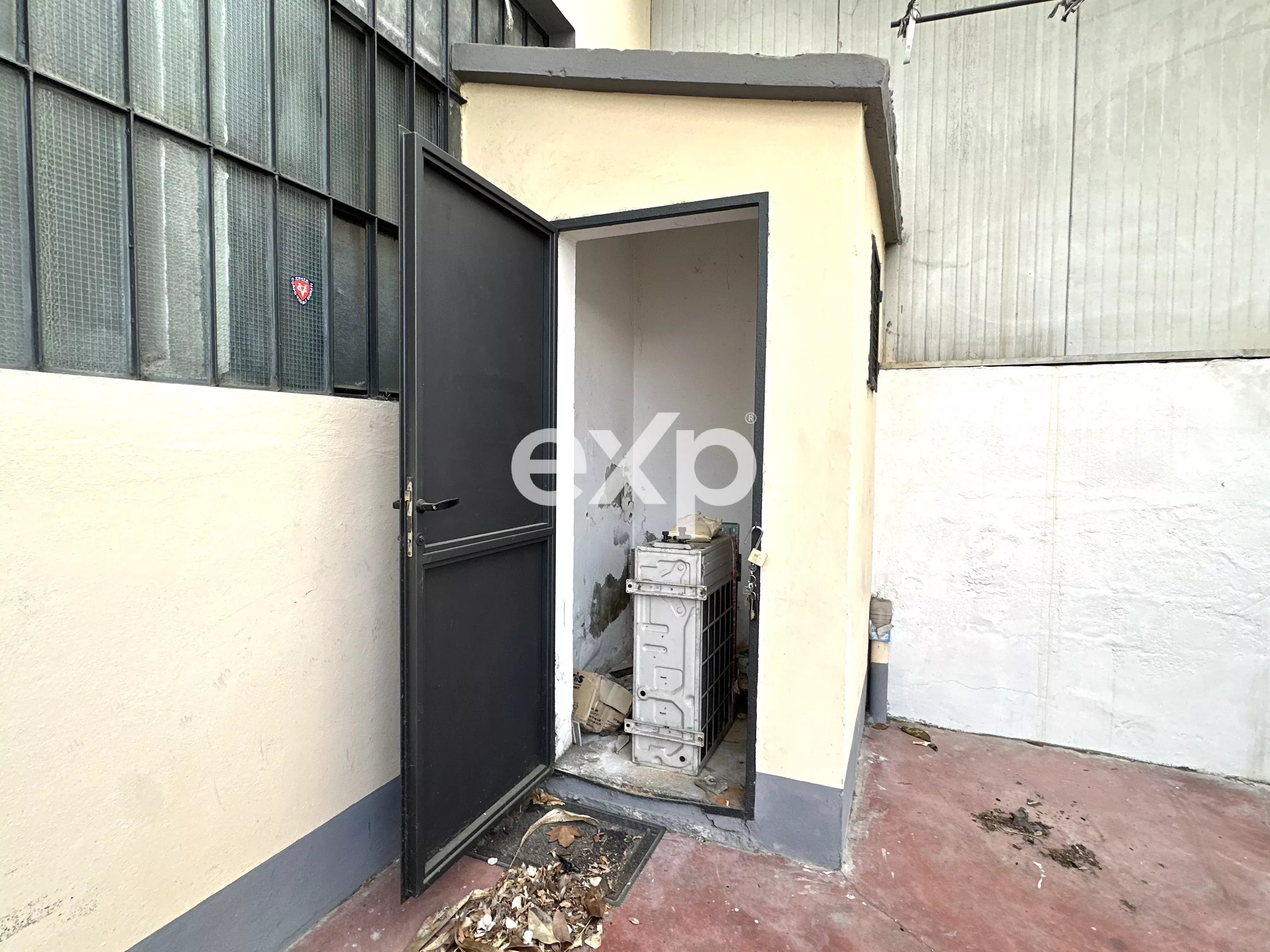 Capannone C/3 con uffici, showroom, caveau, posto auto in corte