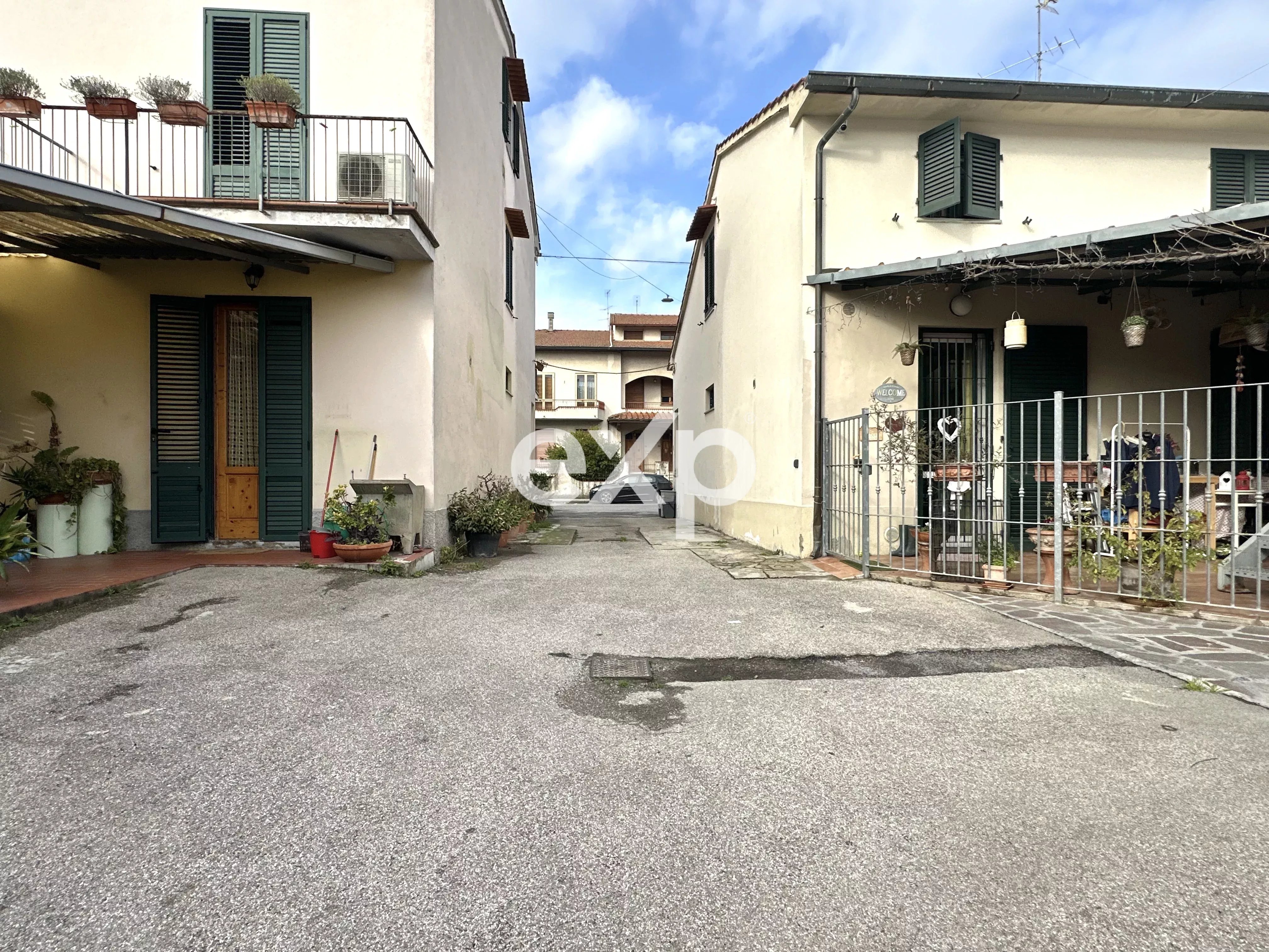 Capannone C/3 con uffici, showroom, caveau, posto auto in corte