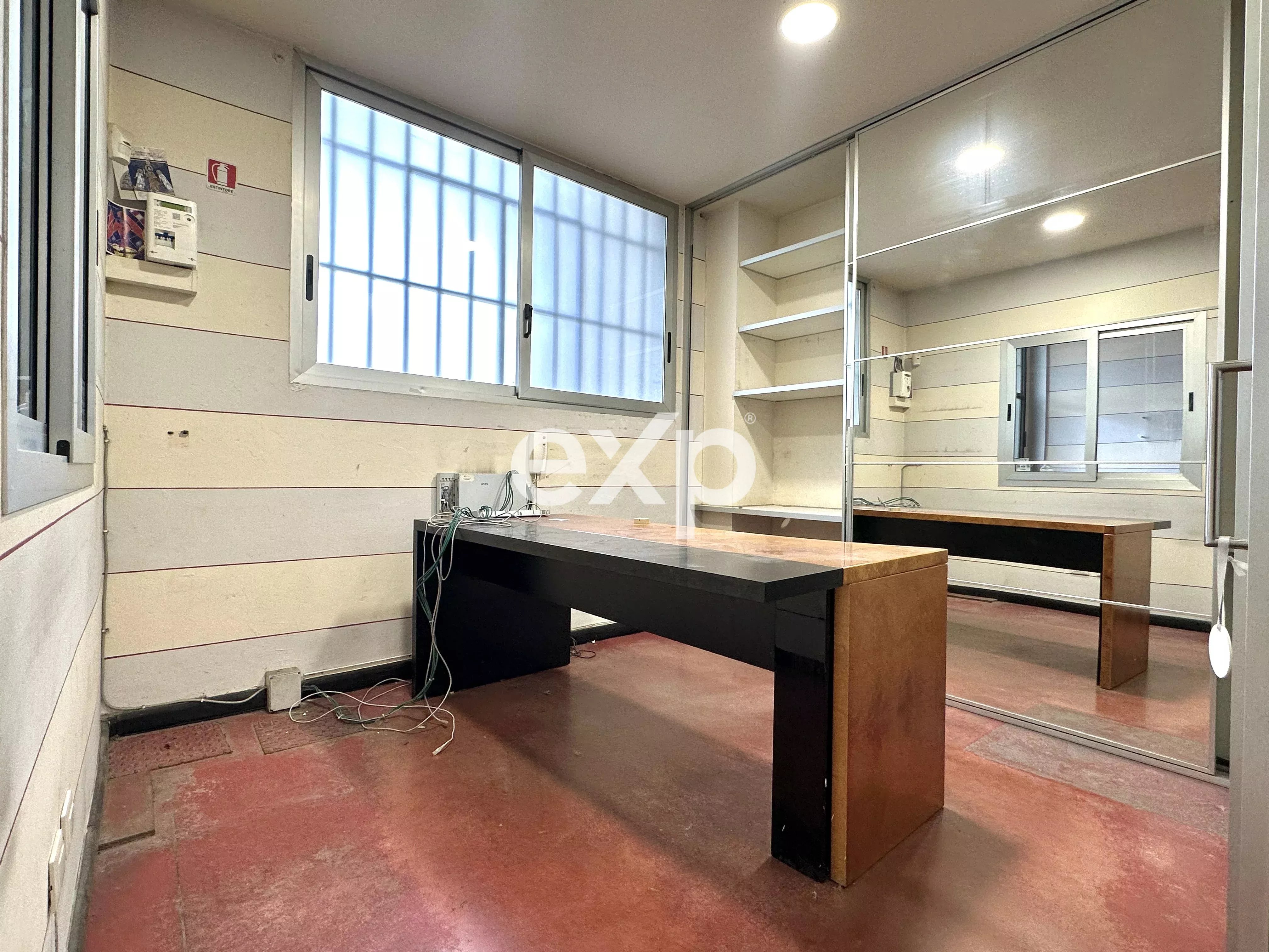 Capannone C/3 con uffici, showroom, caveau, posto auto in corte
