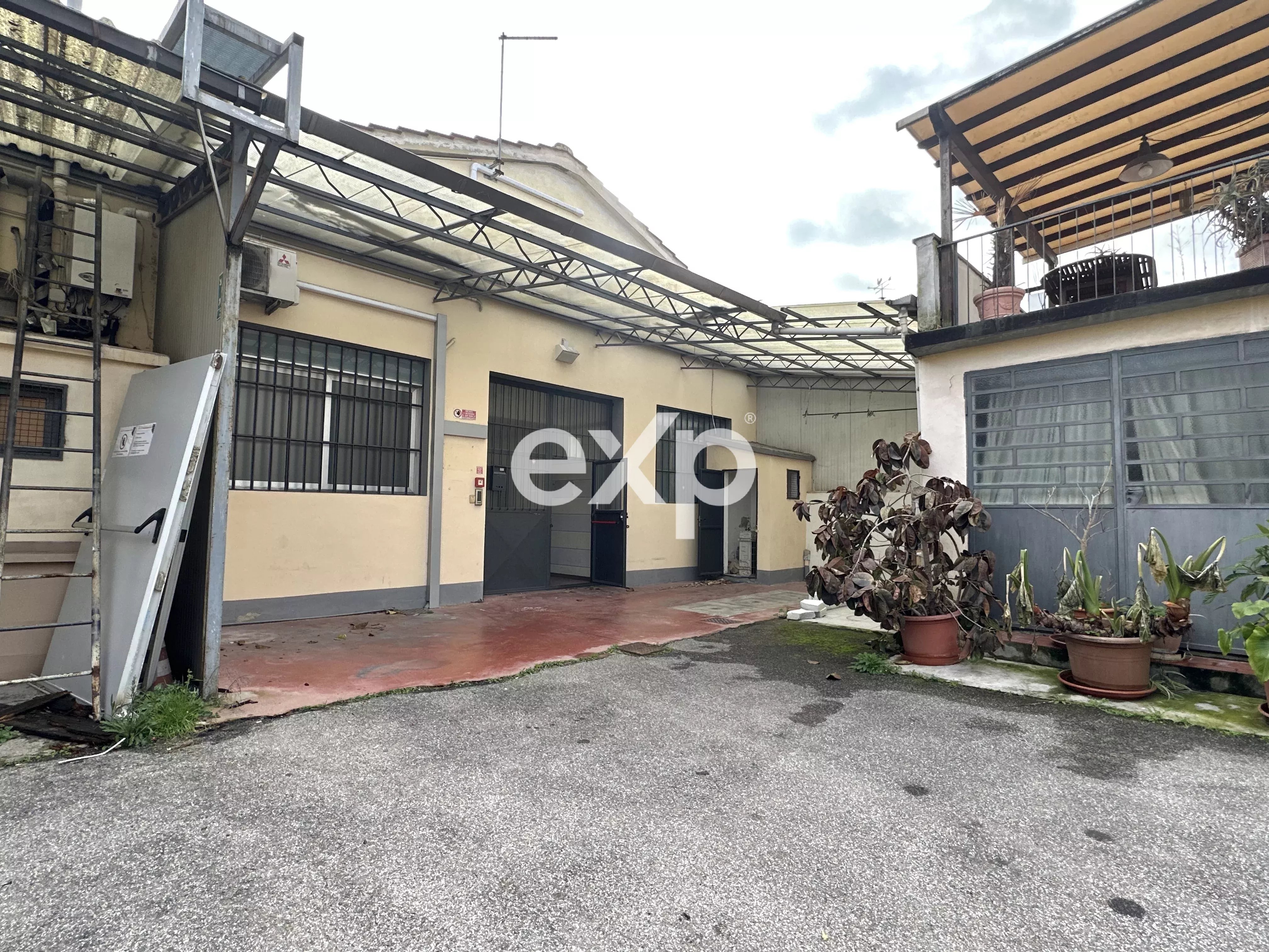 Capannone C/3 con uffici, showroom, caveau, posto auto in corte