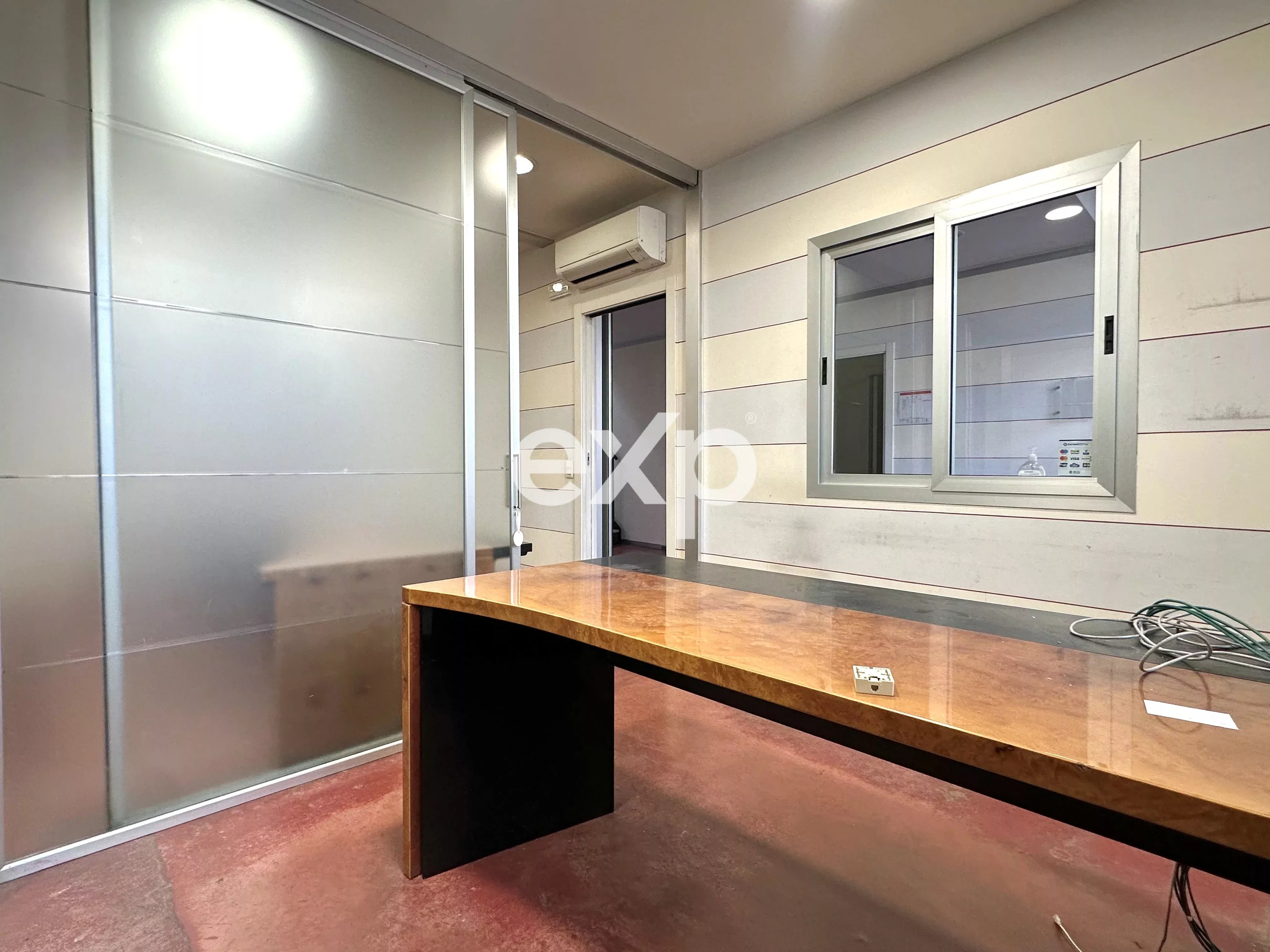 Capannone C/3 con uffici, showroom, caveau, posto auto in corte
