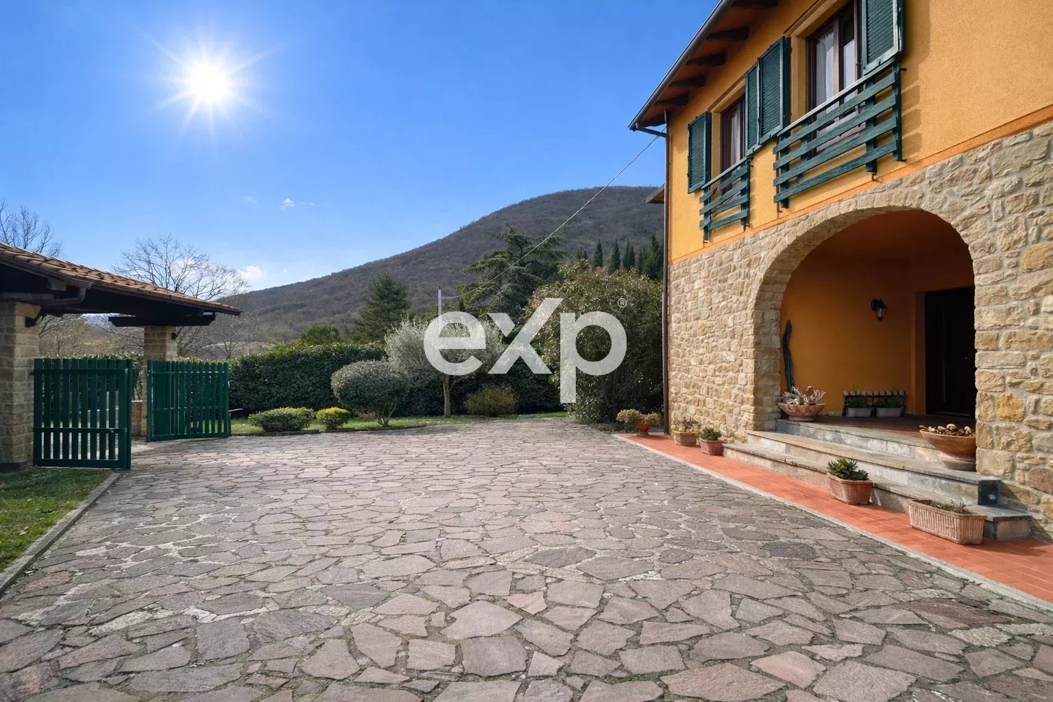 In bifamiliare con giardino e logge oltre posti auto carrabili