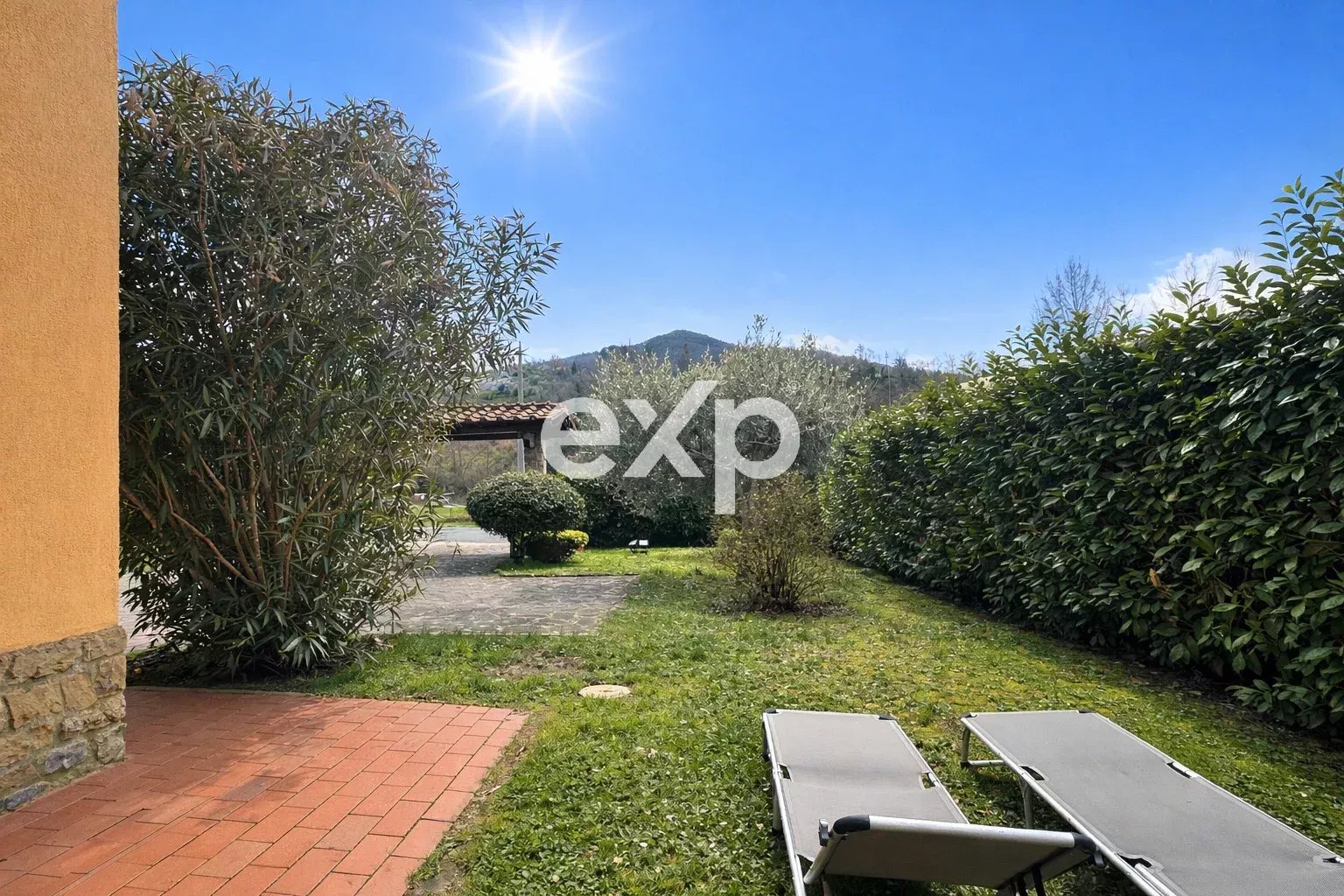 In bifamiliare con giardino e logge oltre posti auto carrabili