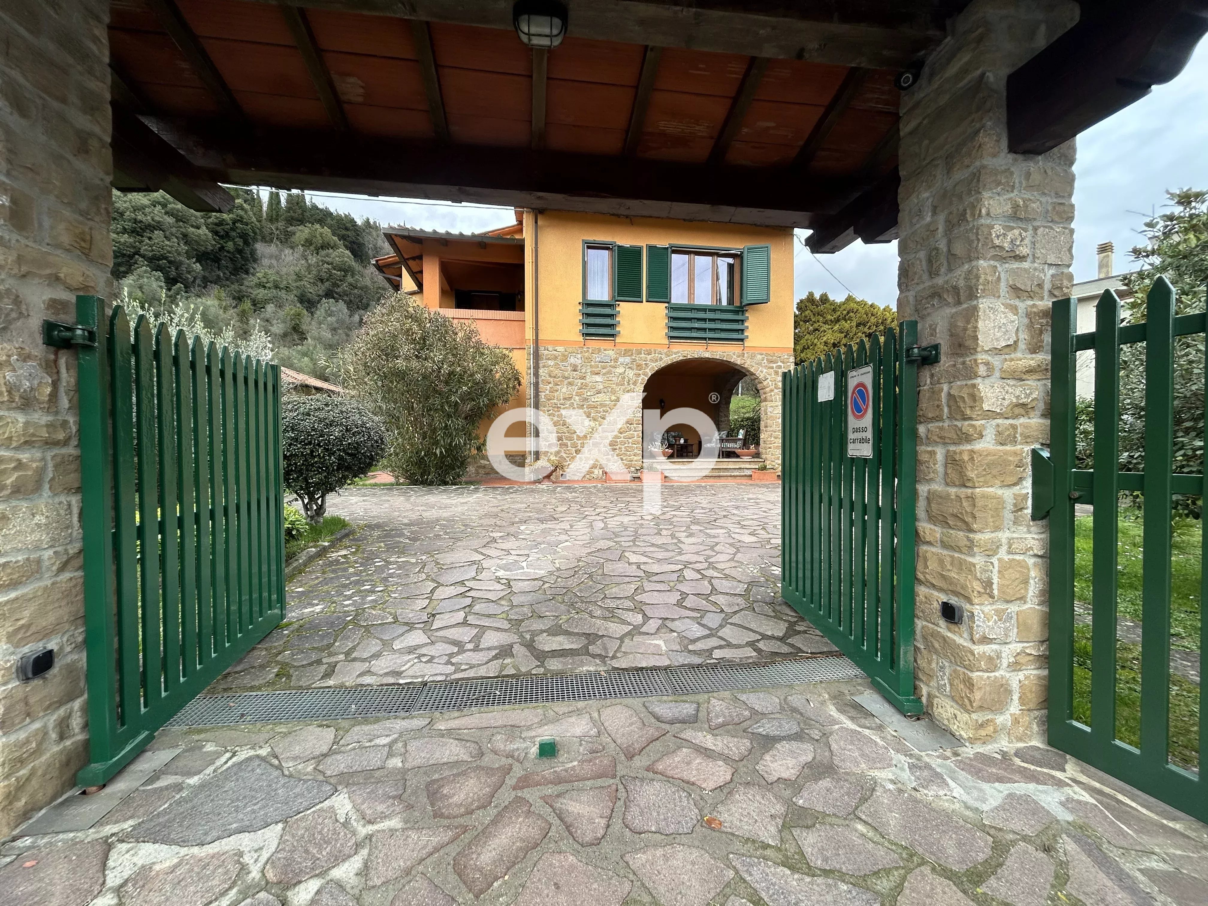 In bifamiliare con giardino e logge oltre posti auto carrabili