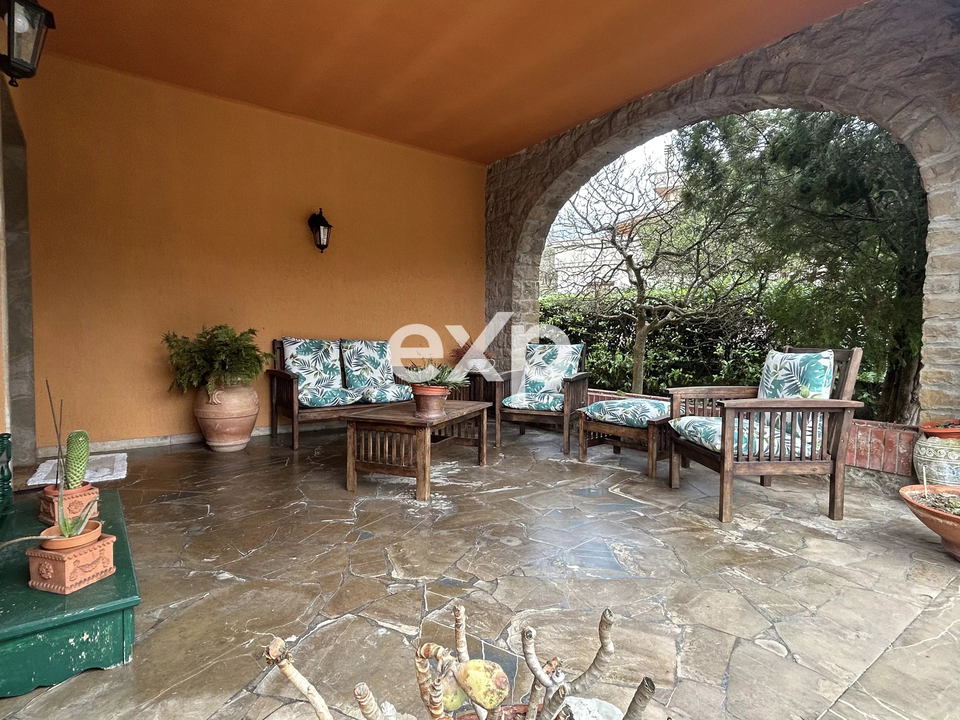 In bifamiliare con giardino e logge oltre posti auto carrabili