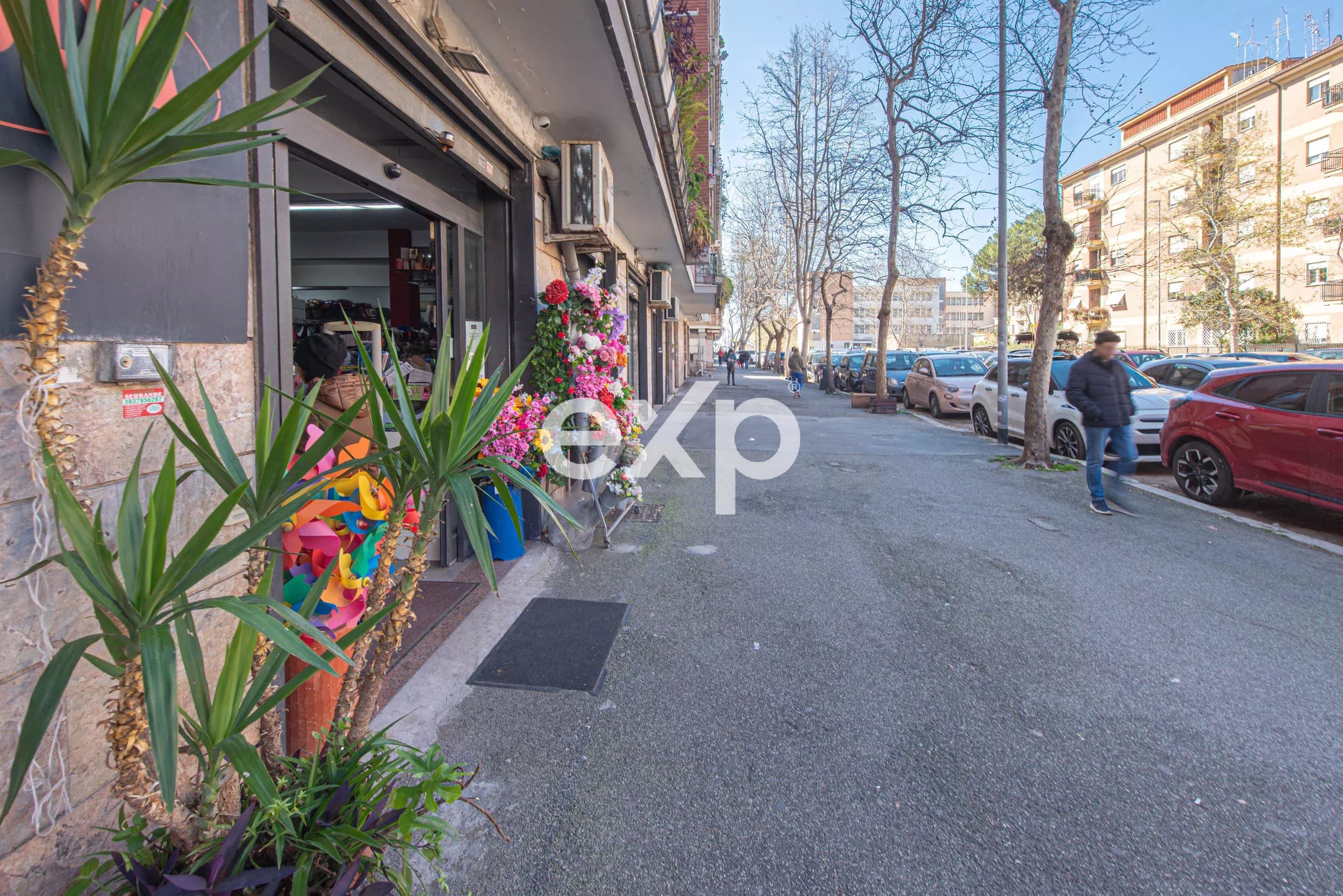 Ostia –Via dei Bragozzi Negozio a reddito con 4 vetrine – 232 mq