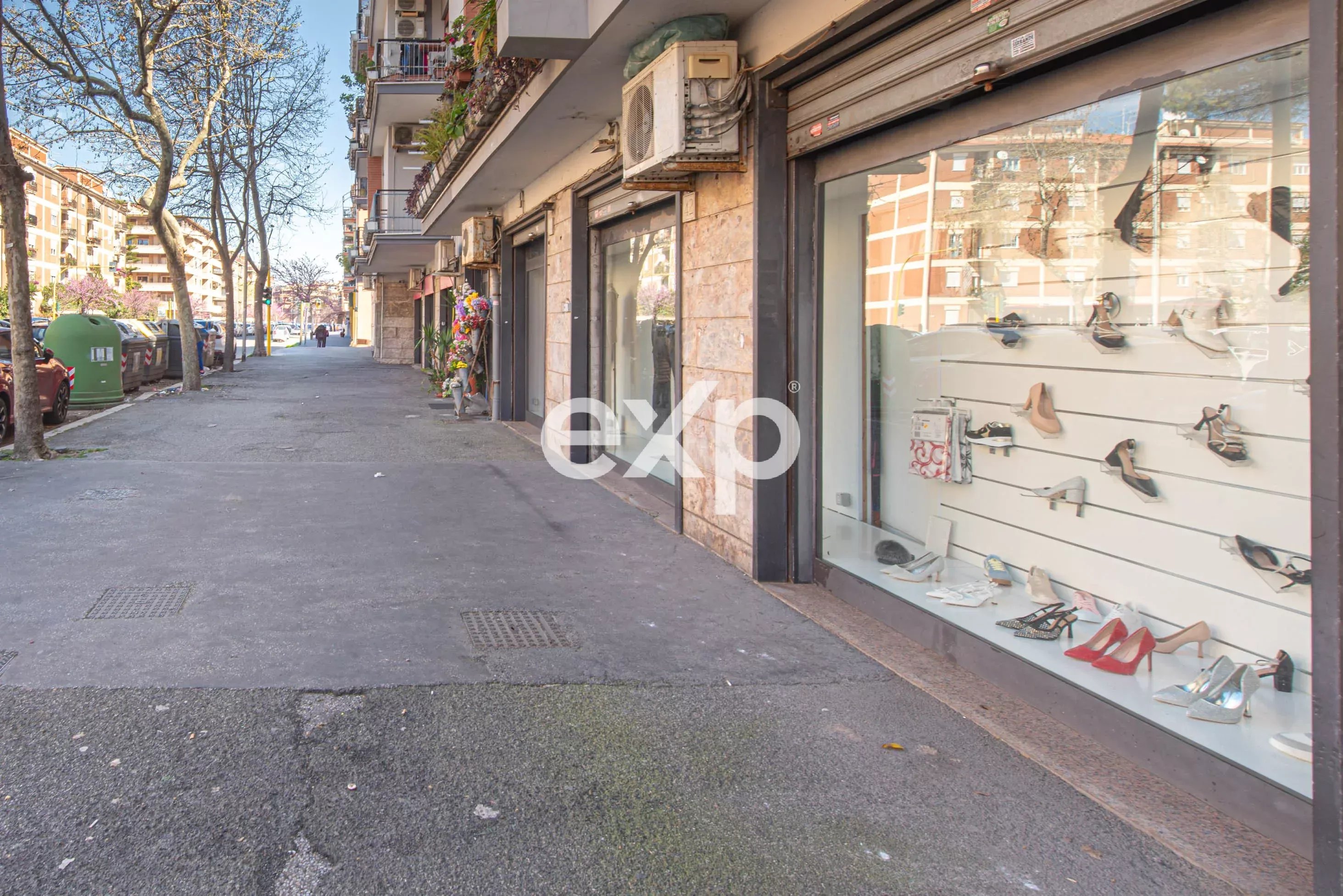 Ostia –Via dei Bragozzi Negozio a reddito con 4 vetrine – 232 mq