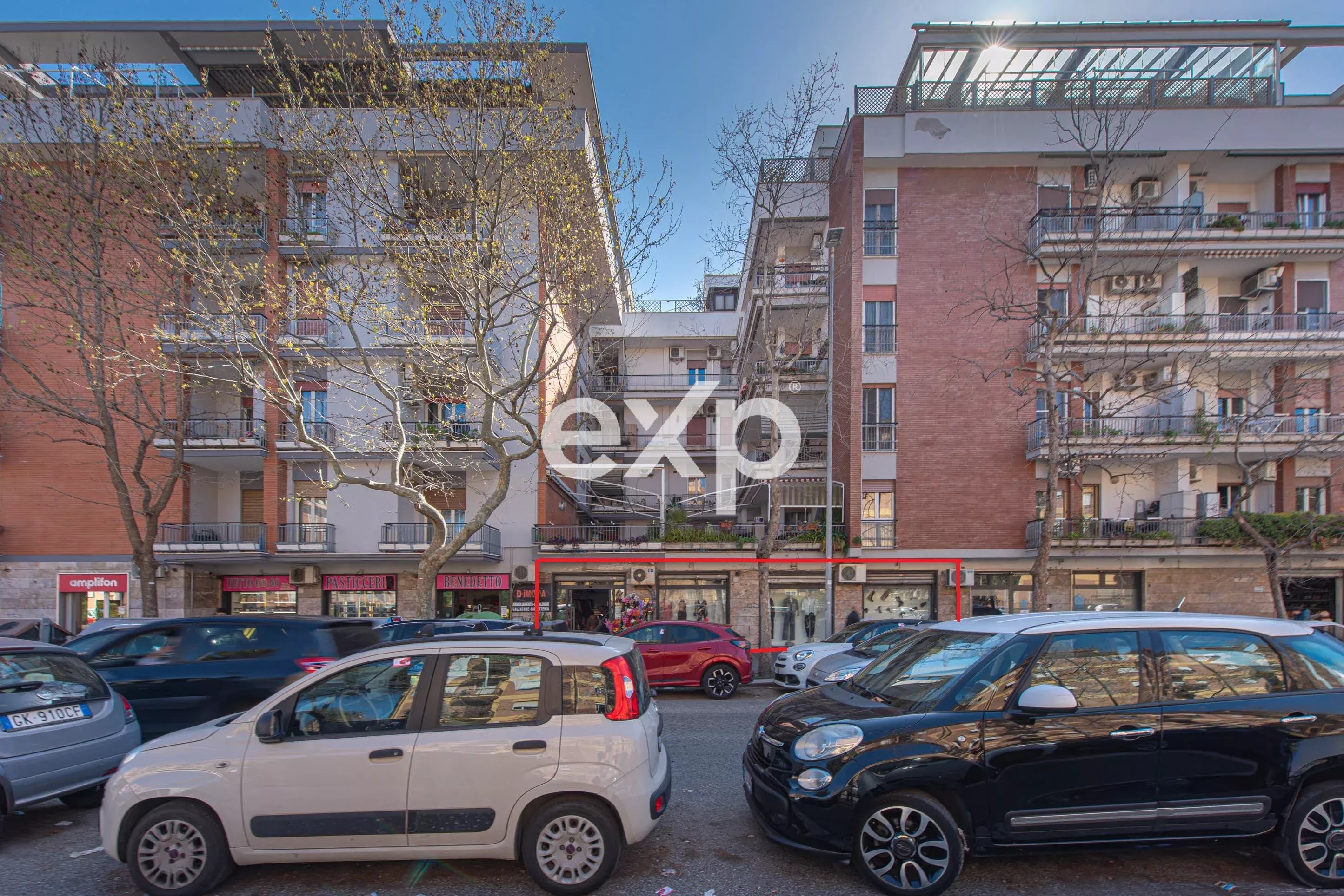 Ostia –Via dei Bragozzi Negozio a reddito con 4 vetrine – 232 mq