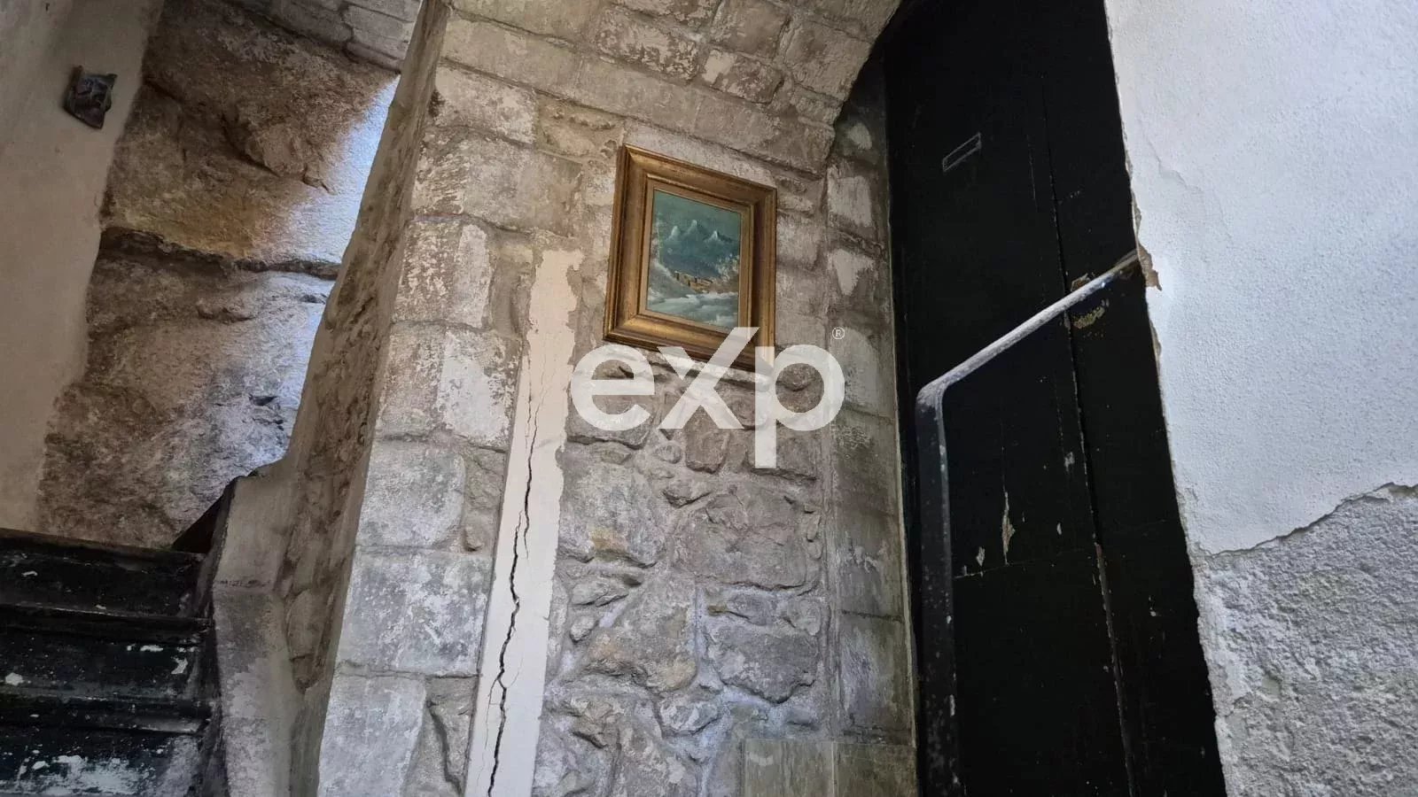 Casa con Vista Unica e Spazio in Pietra
