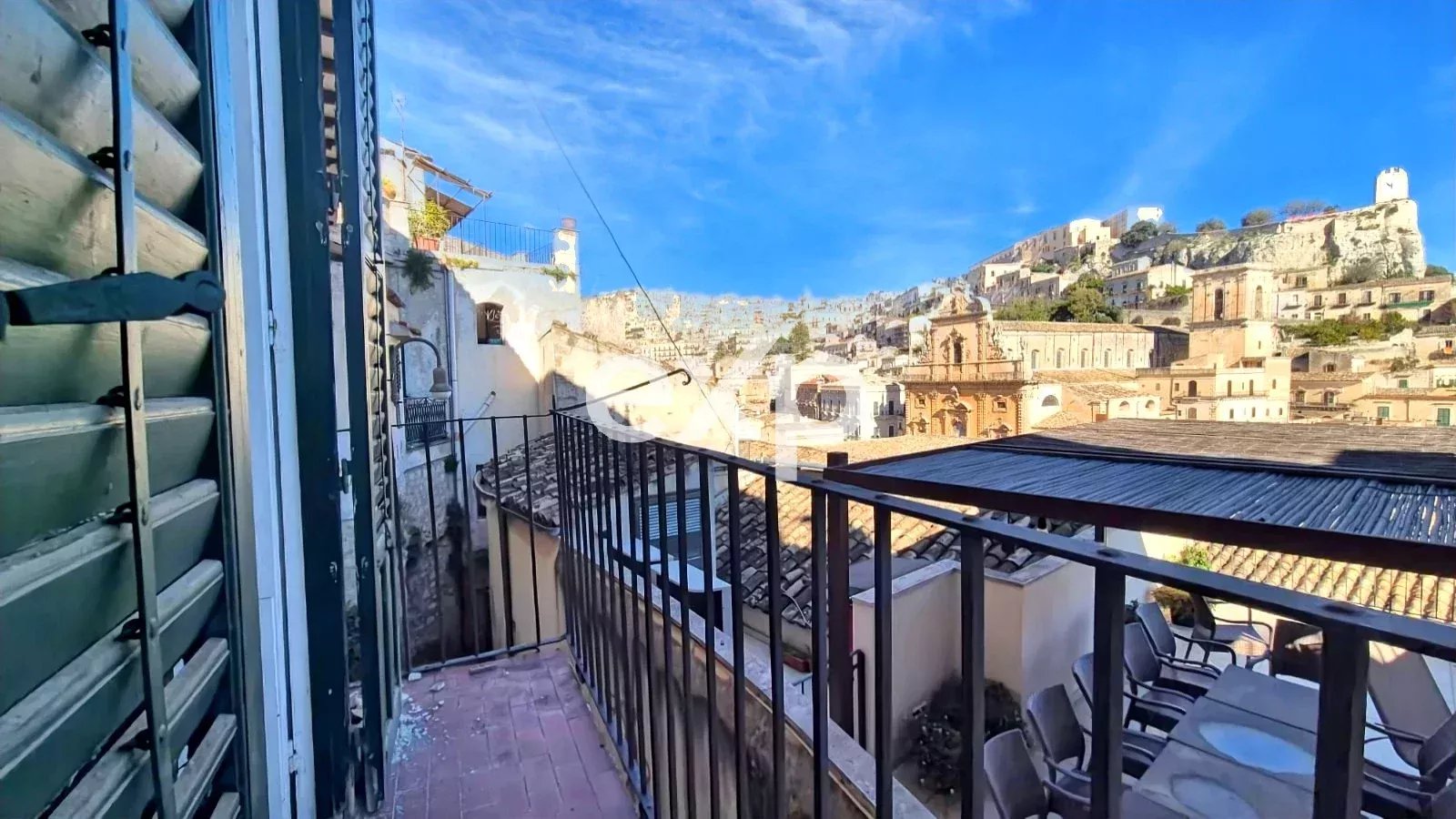 Casa con Vista Unica e Spazio in Pietra