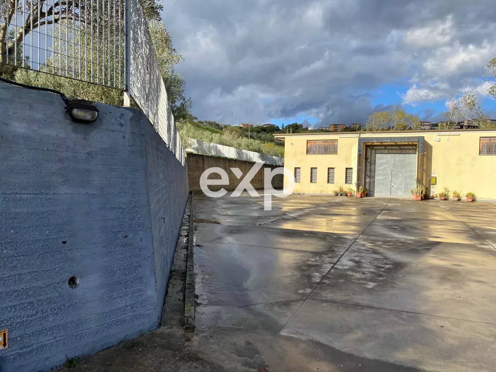 Fabbricato produttivo con celle frigorifere e ampio piazzale – posizione strategica SS 280 Due Mari