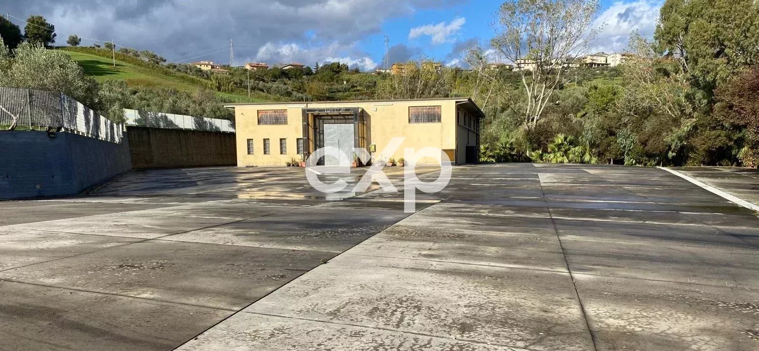 Fabbricato produttivo con celle frigorifere e ampio piazzale – posizione strategica SS 280 Due Mari