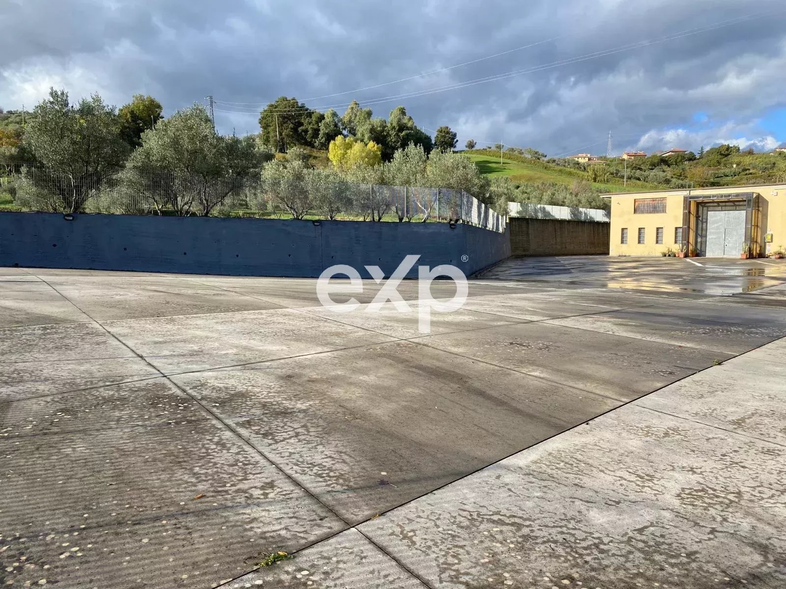 Fabbricato produttivo con celle frigorifere e ampio piazzale – posizione strategica SS 280 Due Mari