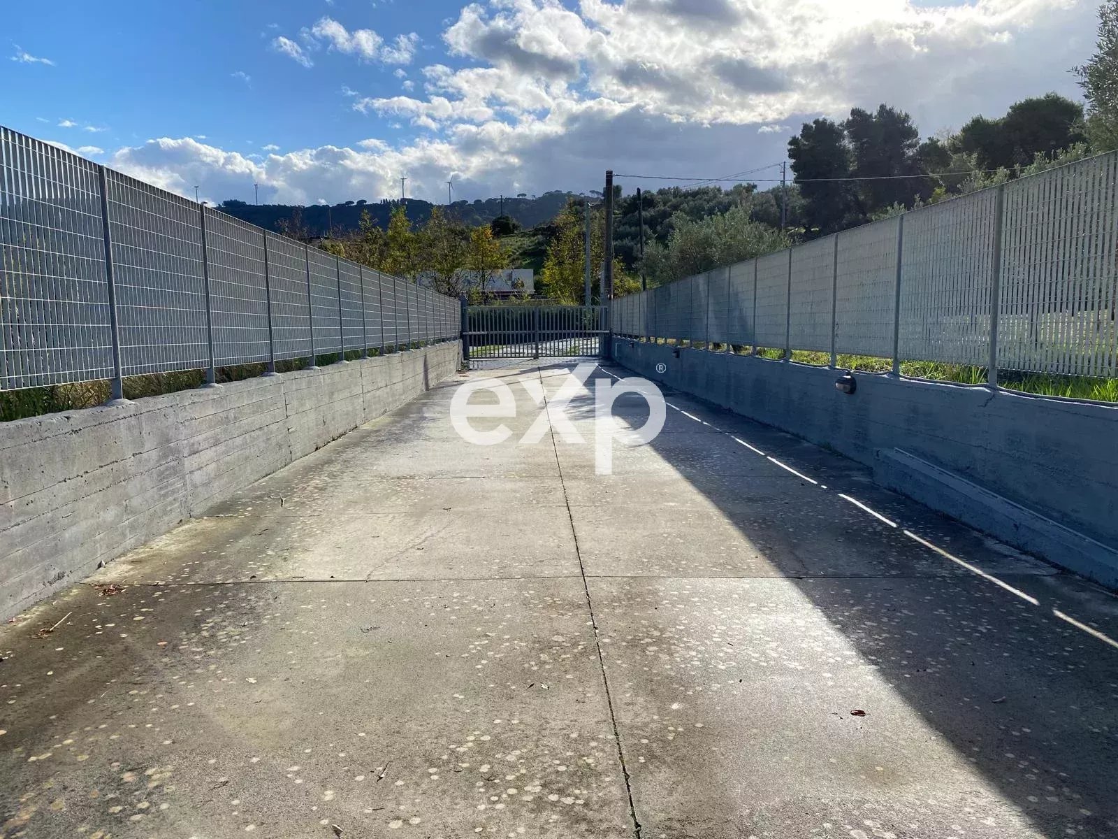 Fabbricato produttivo con celle frigorifere e ampio piazzale – posizione strategica SS 280 Due Mari