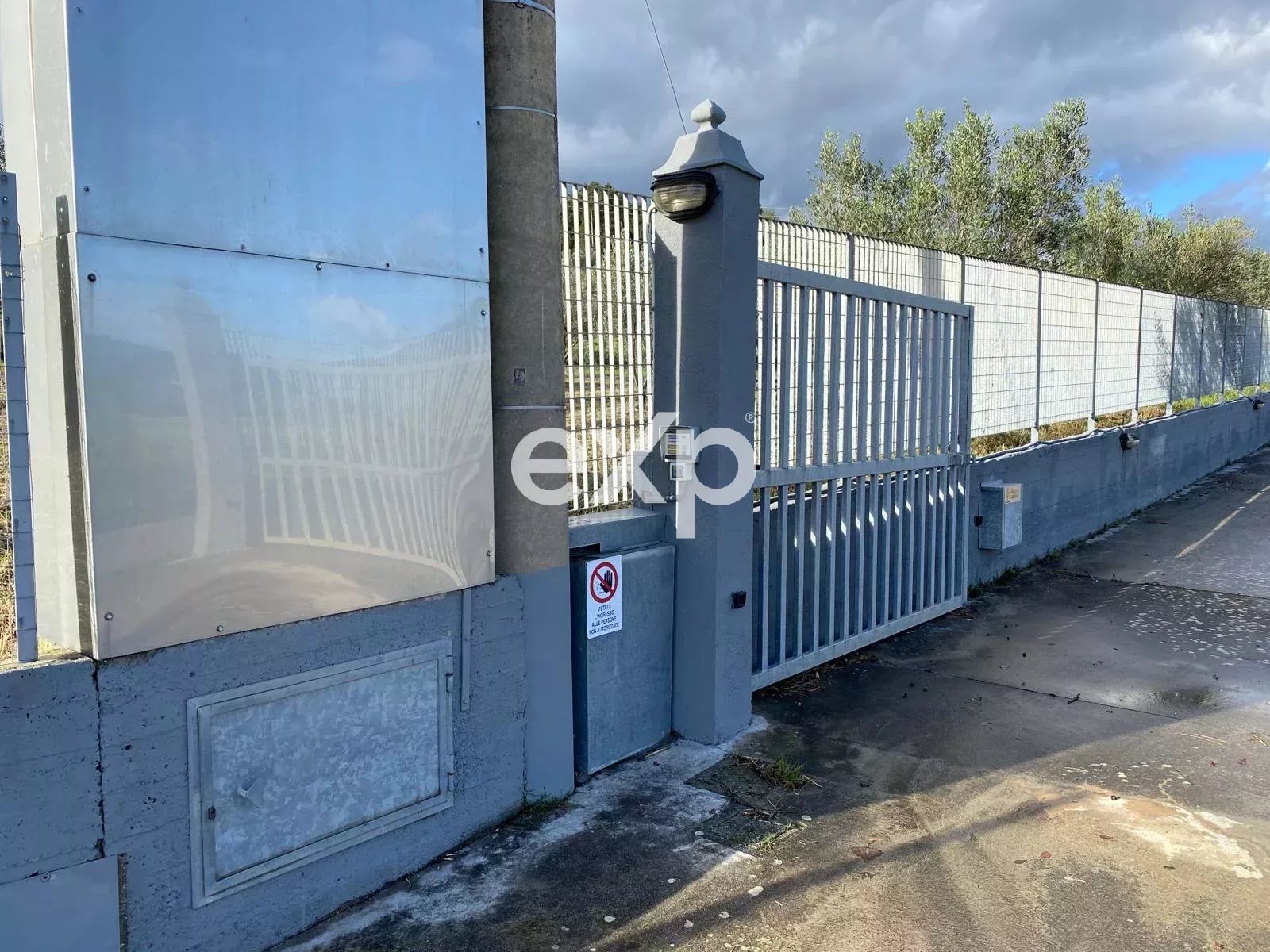 Fabbricato produttivo con celle frigorifere e ampio piazzale – posizione strategica SS 280 Due Mari