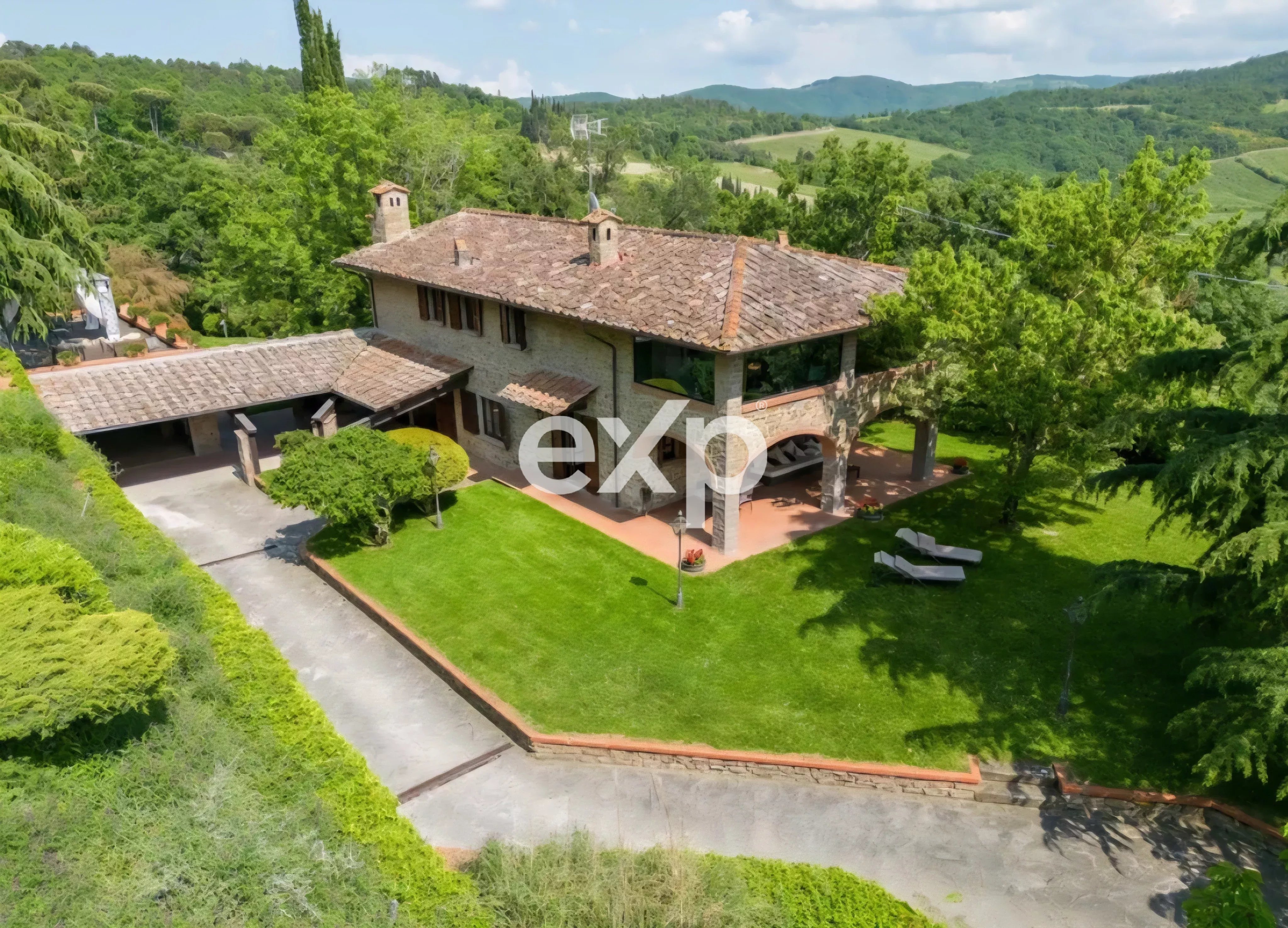“Incantevole villa toscana in pietra con vista panoramica sulla campagna”.