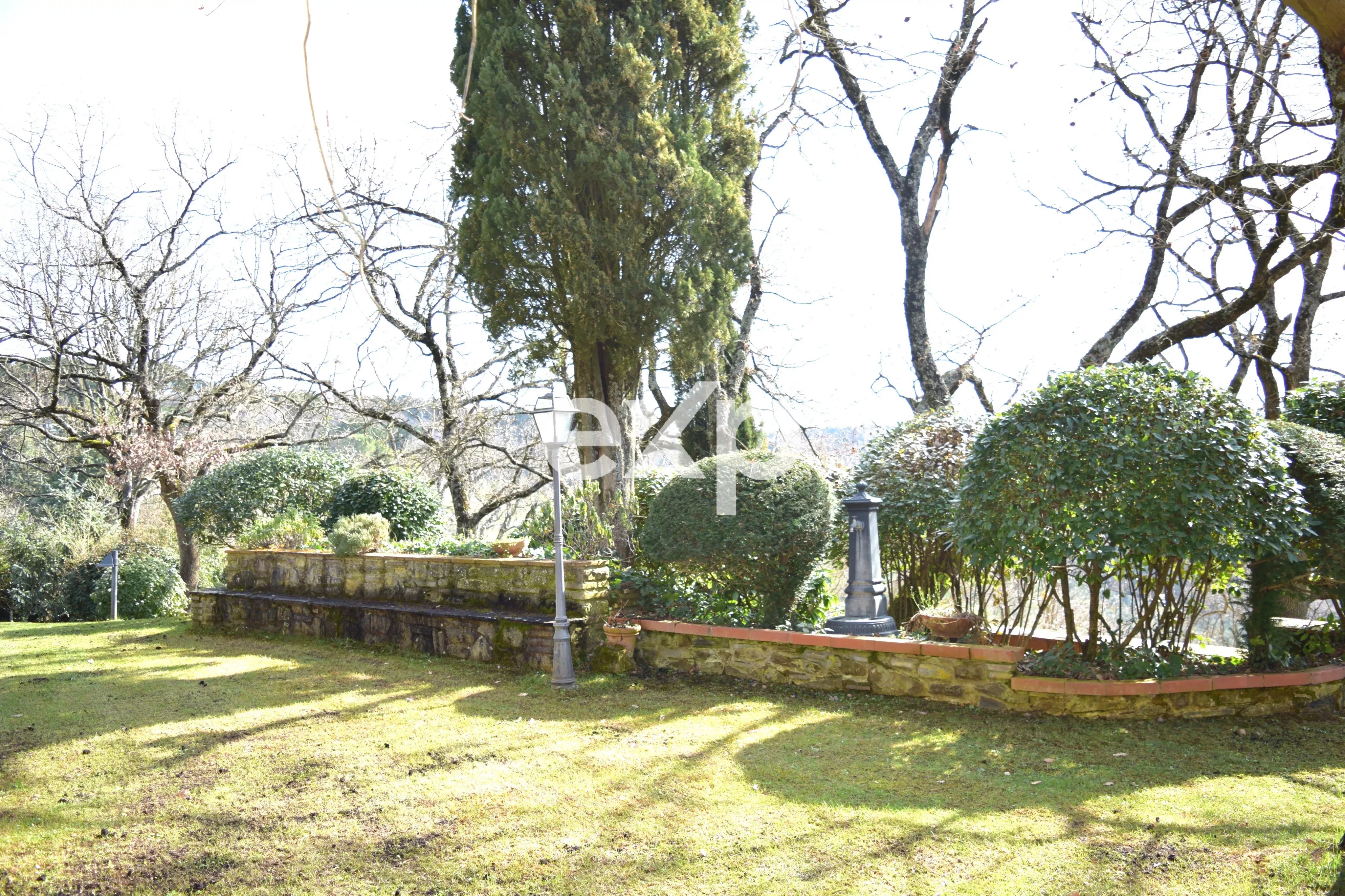 “Incantevole villa toscana in pietra con vista panoramica sulla campagna”.